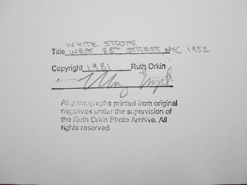 White Stoops, West 88th Street, NYC - New York City, Scène de ville, Neige, Hiver en vente 3