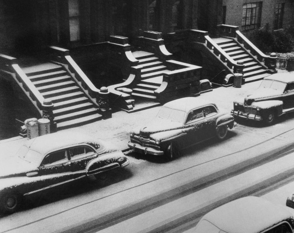 Black and White Photograph Ruth Orkin - White Stoops, West 88th Street, NYC - New York City, Scène de ville, Neige, Hiver