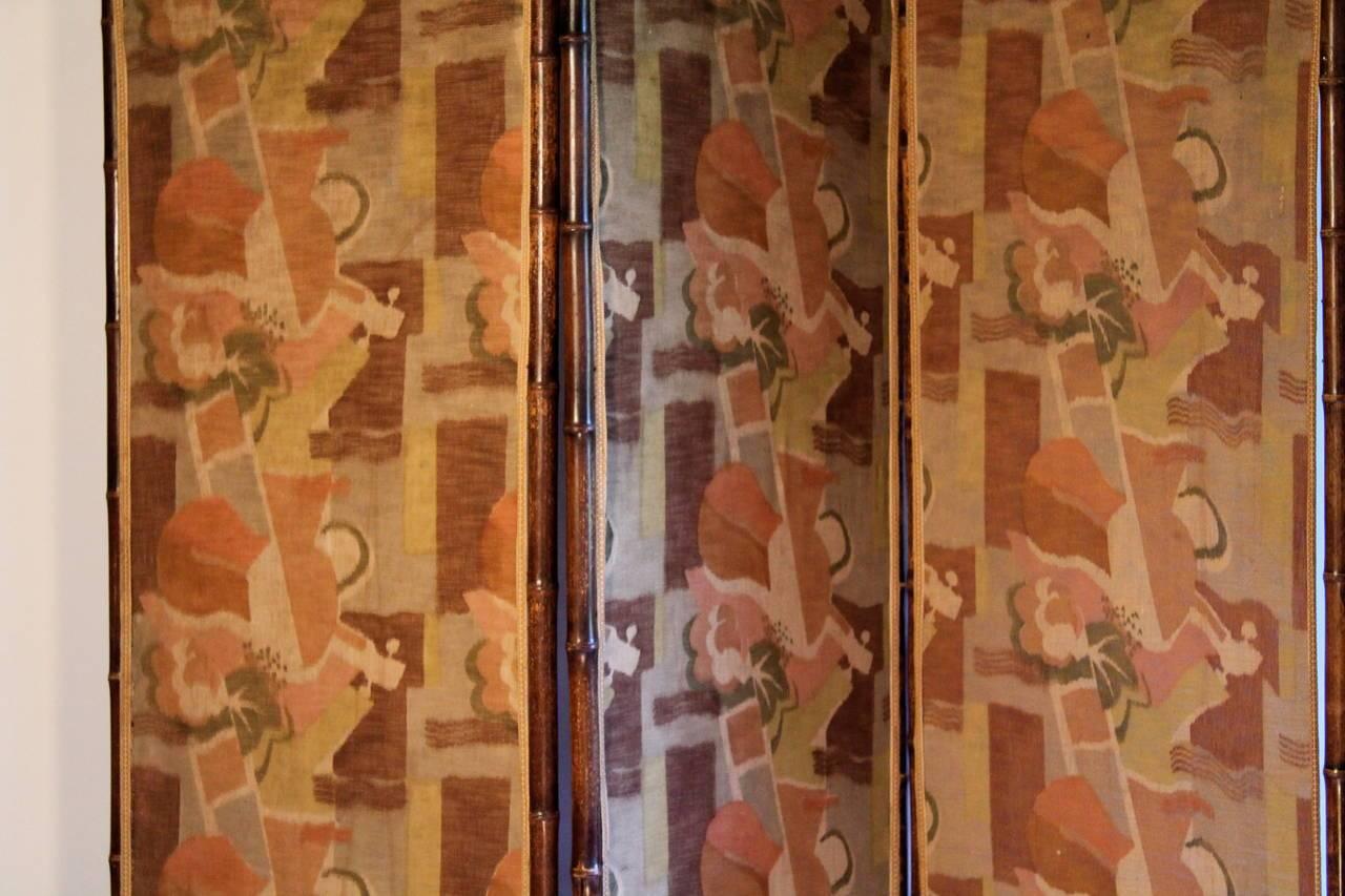 Ein amerikanischer Deco-Bambusschirm, bespannt mit einem siebbedruckten Leinenstoff in kubistischer Manier, der Ruth Reeves zugeschrieben wird. Er hat große Ähnlichkeit mit den bekannten Stoff- und Teppichentwürfen, die Reeves zusammen mit Donald