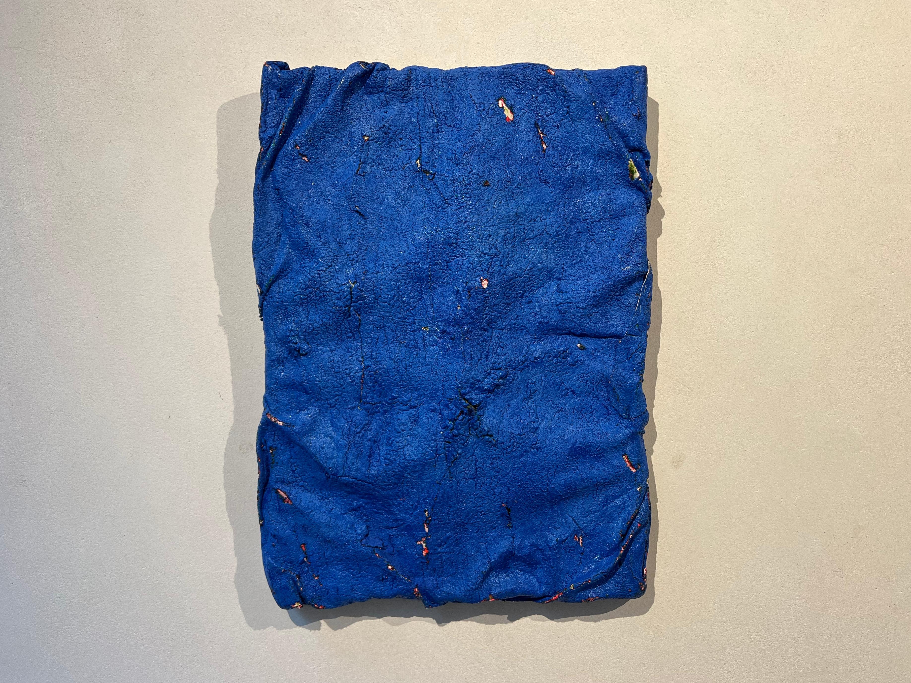 Quadro gonfiabile su tela, cotone e legno, texture delle onde e colore blu mare - Painting di Ruth Vidal