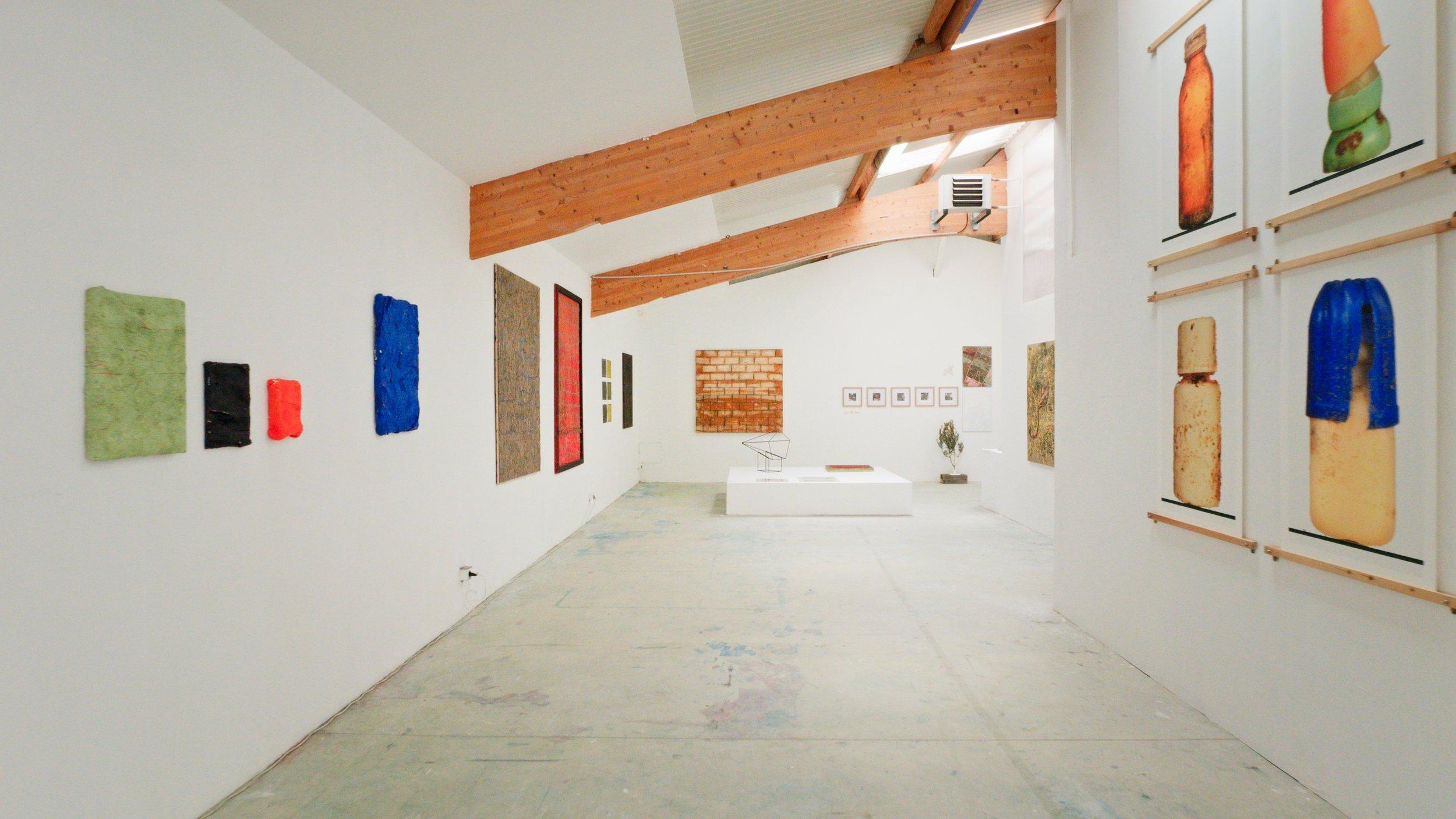 Quest'anno, 2024, l'artista Ruth Vidal (1998, Isla de Arousa) lancia la sua ultima ricerca sulla pittura e sui giochi. Queste opere si basano sui riferimenti che l'artista trae dalla produzione tessile di moda, utilizzando la vernice gonfiabile che
