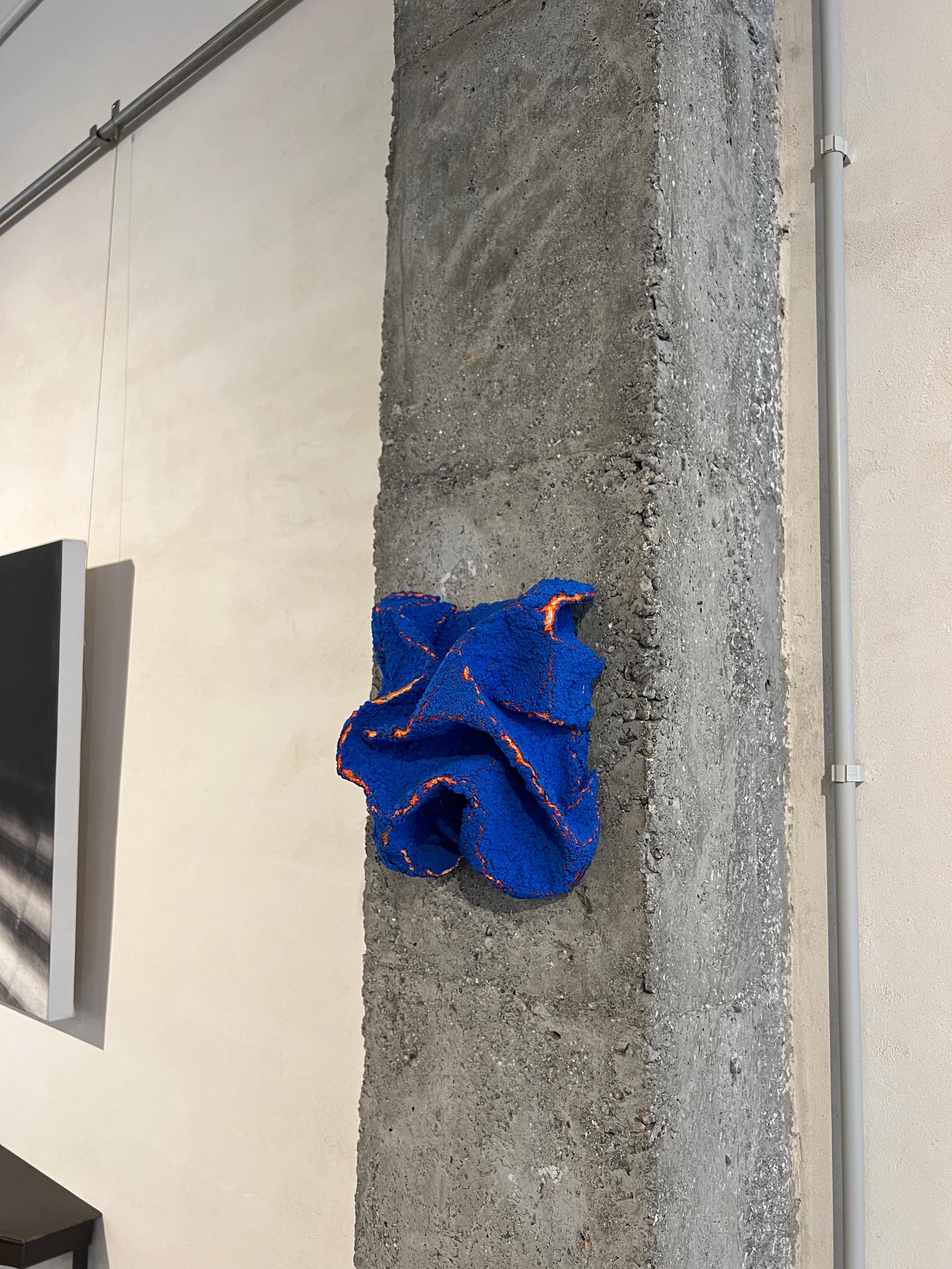 Quest'anno, 2024, l'artista Ruth Vidal (1998, Isla de Arousa) lancia la sua ultima ricerca sulla pittura e sui giochi. Queste opere si basano sui riferimenti che l'artista trae dalla produzione tessile di moda, utilizzando la vernice gonfiabile che