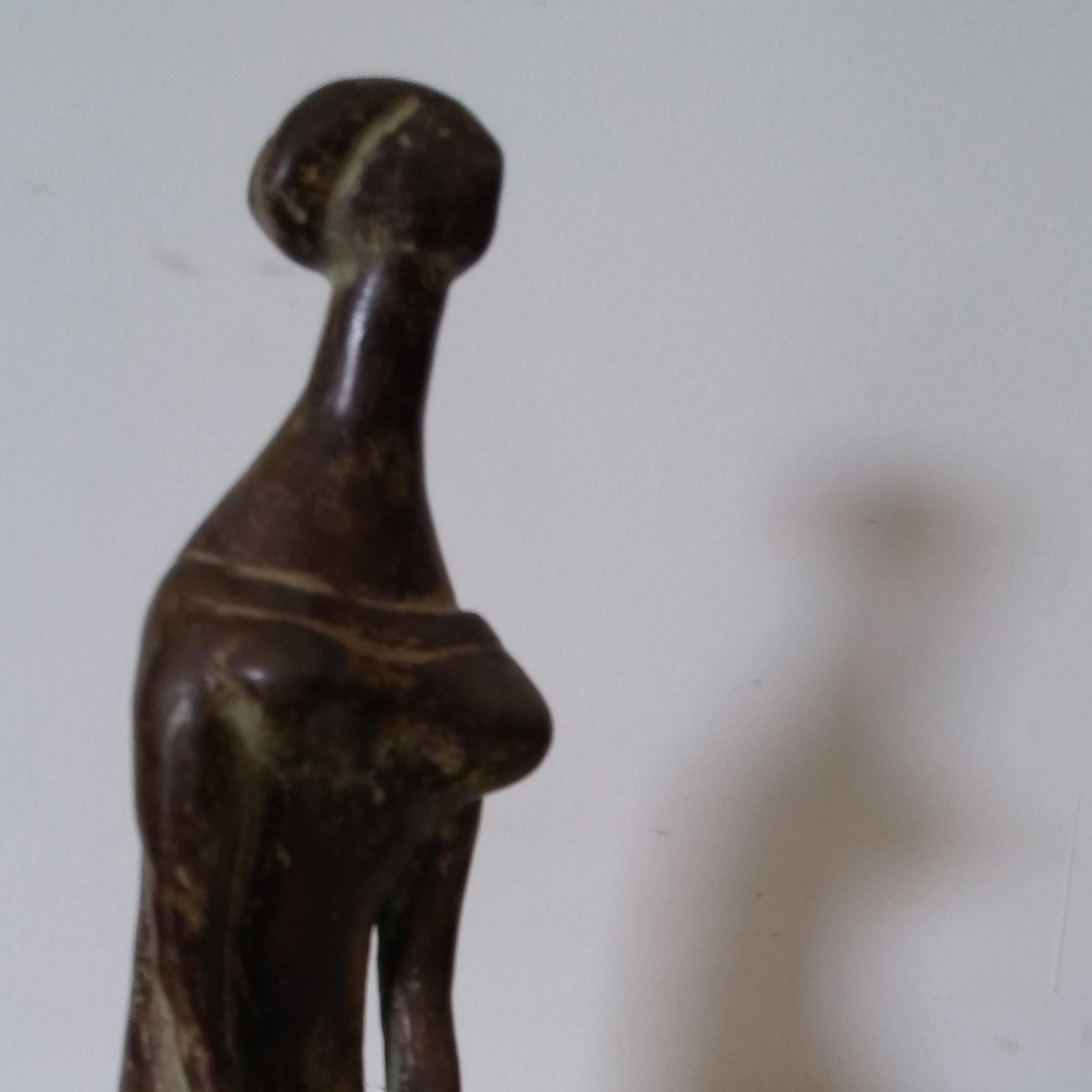 Sitzende Frau aus der Zeit (Gold), Figurative Sculpture, von Ruth ZARFATI-STERNSCHUSS