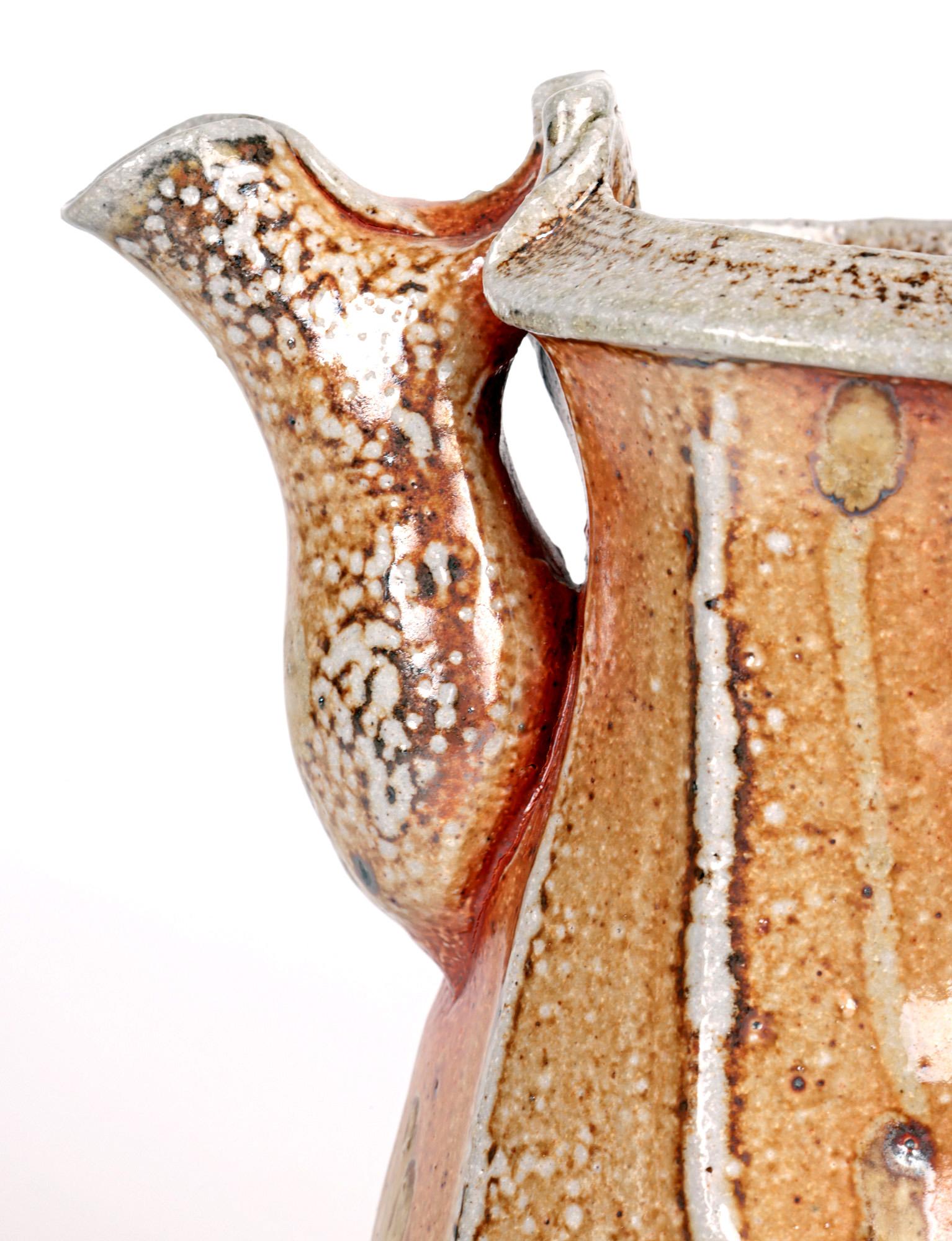 Ein sehr stilvoller und beeindruckender Studio-Töpferkrug mit Sodaglasuren der bekannten britischen Töpferin Ruthanne Amelia Tubdball aus dem späten 20. Jahrhundert. Die stark handgefertigte Kanne steht auf drei kleinen Füßen, die mit Muschelmotiven