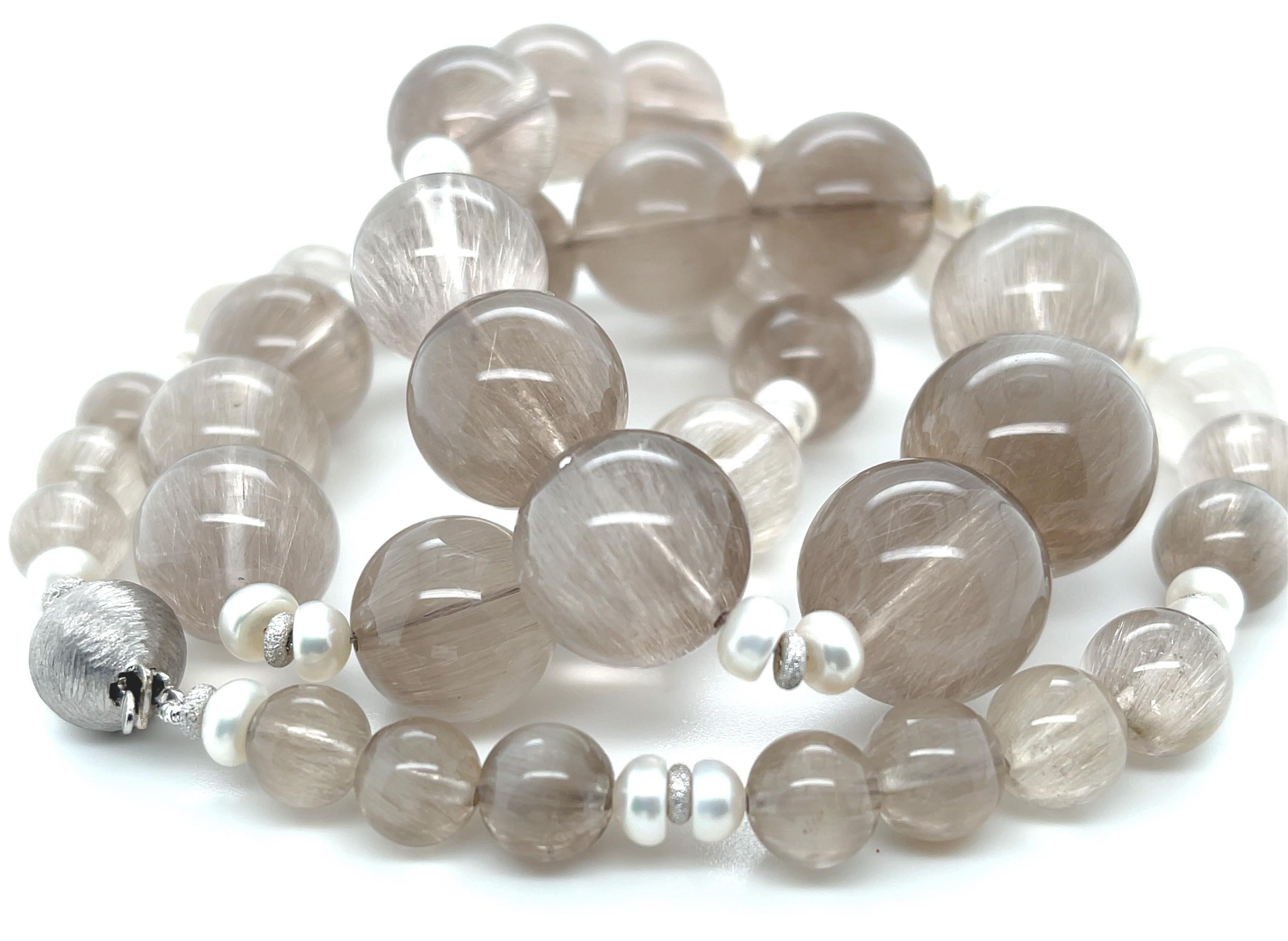 Ce magnifique collier présente de belles perles de quartz rutilé de couleur cachemire associées à de jolis dômes de perles blanches et à des accents étincelants en or blanc 18 carats. Les perles de quartz cristallin ont un diamètre compris entre