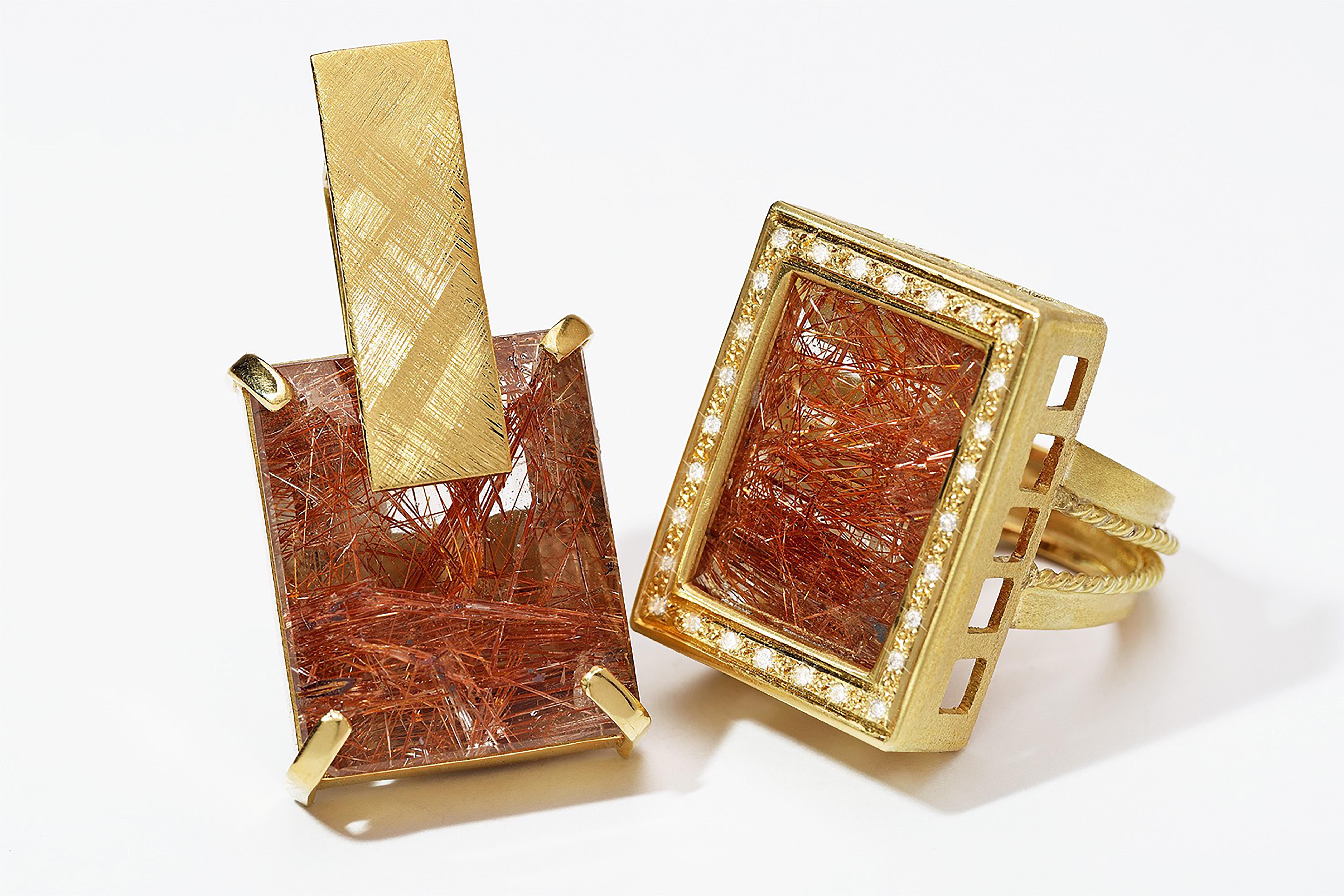 Une pièce unique en son genre. Réalisé en or jaune 18 carats, le quartz rutile et les diamants sont sertis dans une boîte structurée qui encadre la pierre centrale et la met en valeur comme un tableau. La légèreté aérienne est révélée par la tige