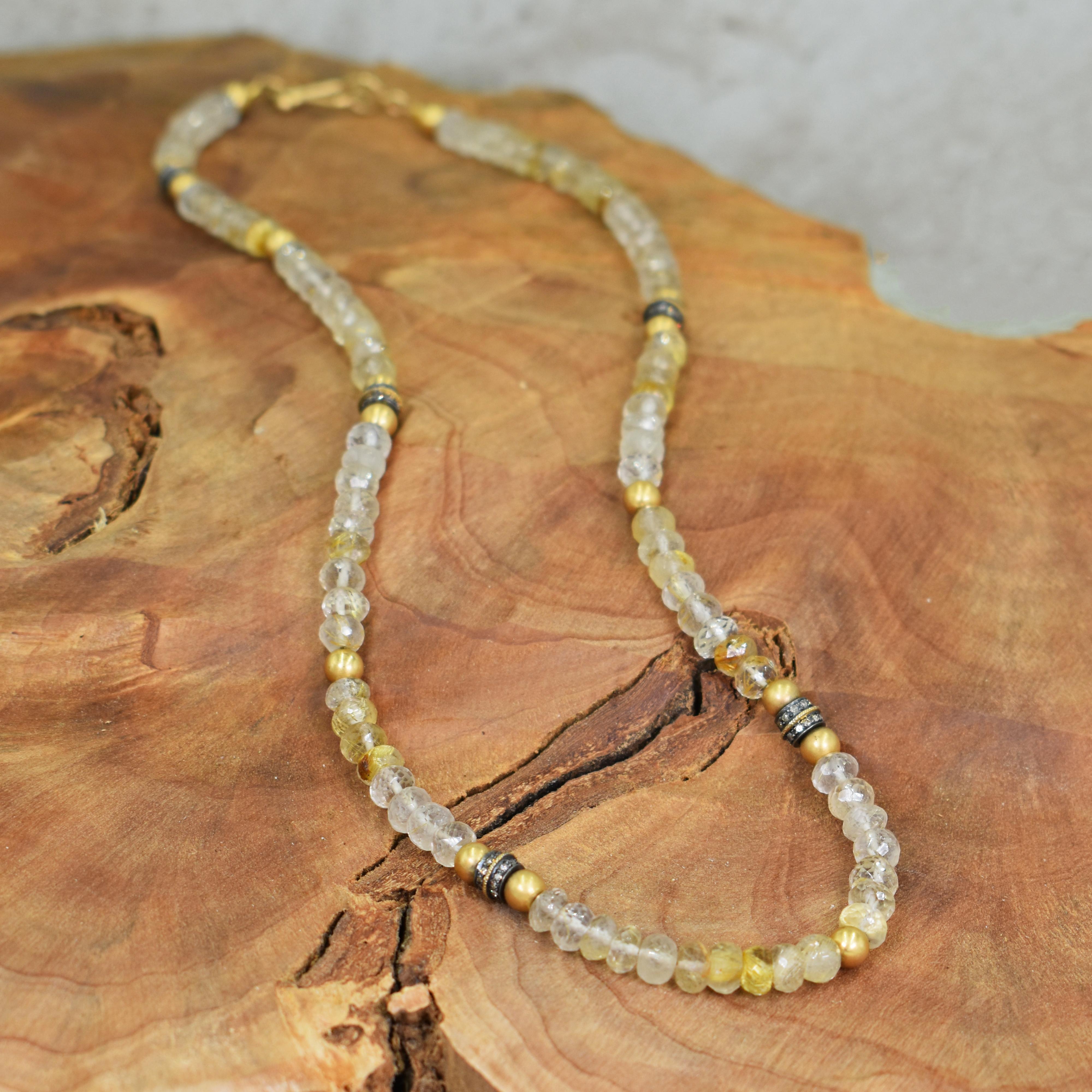 Donna Collana con perline in quarzo rutilato, diamanti, argento ossidato e oro 14 carati in vendita