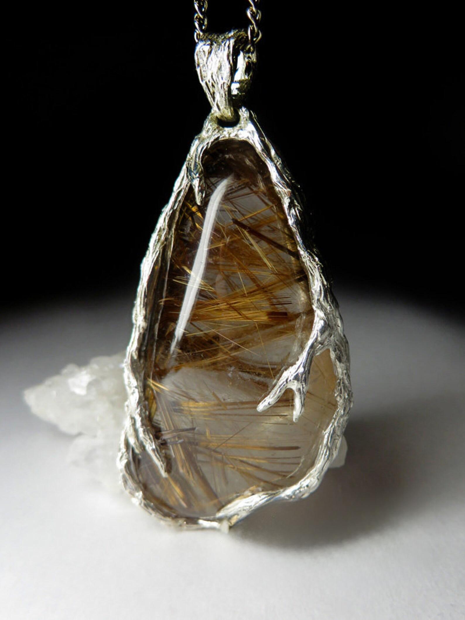 Ciondolo in argento con quarzo rutilato naturale Capelli di Venere
origine del quarzo - Brasile
Misure della pietra - 0,28 х 1,18 х 2,17 in / 7 х 30 х 55 mm
peso della pietra - 112.5 carati
altezza del pendente - 2,36 in / 60 mm
Peso del ciondolo -