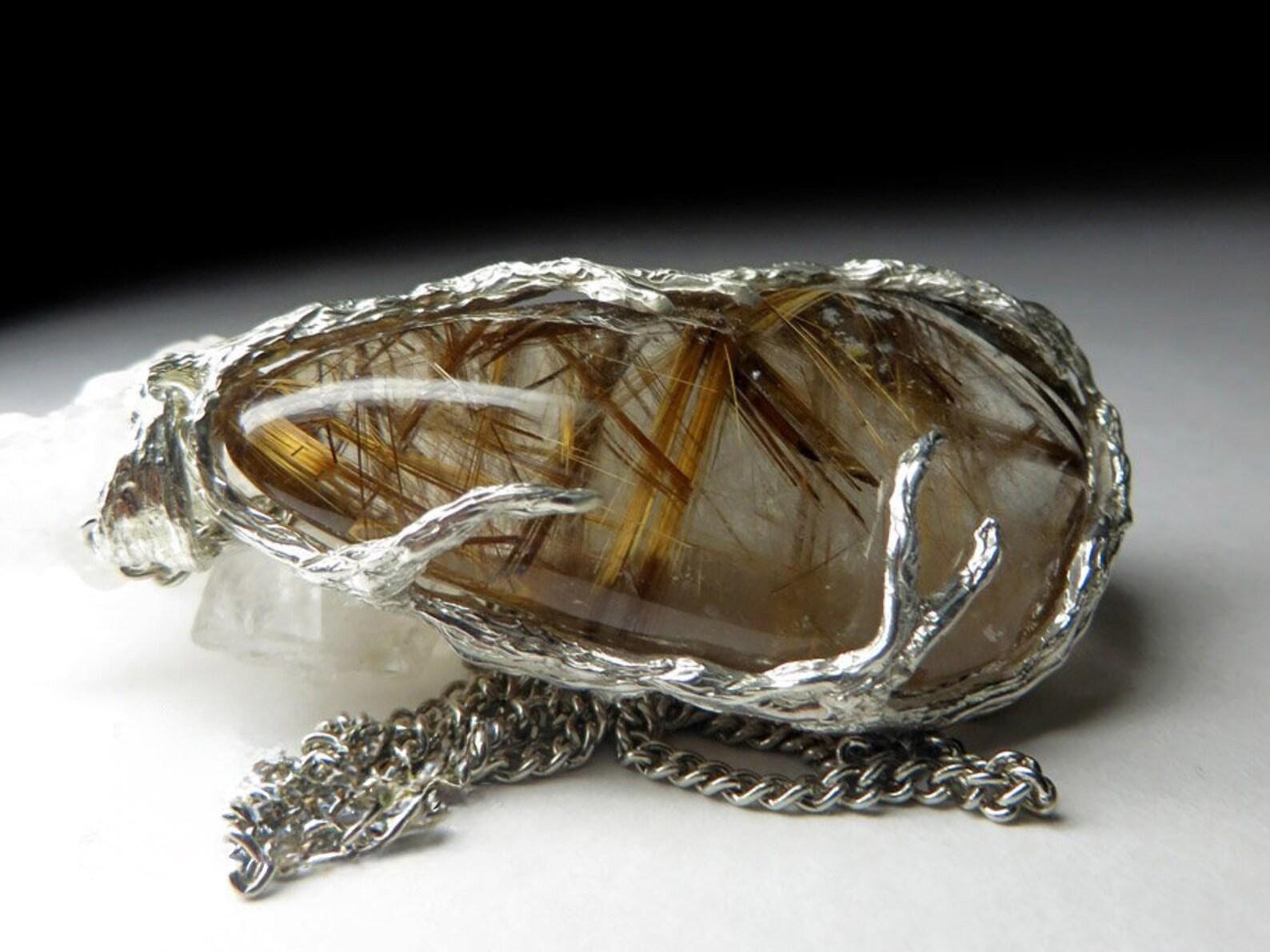 Art Nouveau Ciondolo di quarzo rutilato Capelli di Venere Inclusioni dorate Cabochon Collana Unisex in vendita