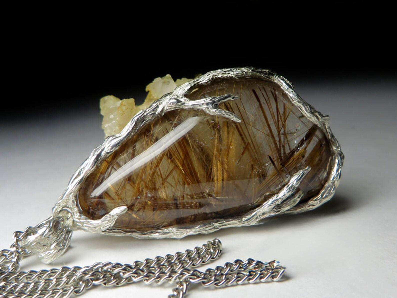 Ciondolo di quarzo rutilato Capelli di Venere Inclusioni dorate Cabochon Collana Unisex In condizioni Nuovo in vendita a Berlin, DE