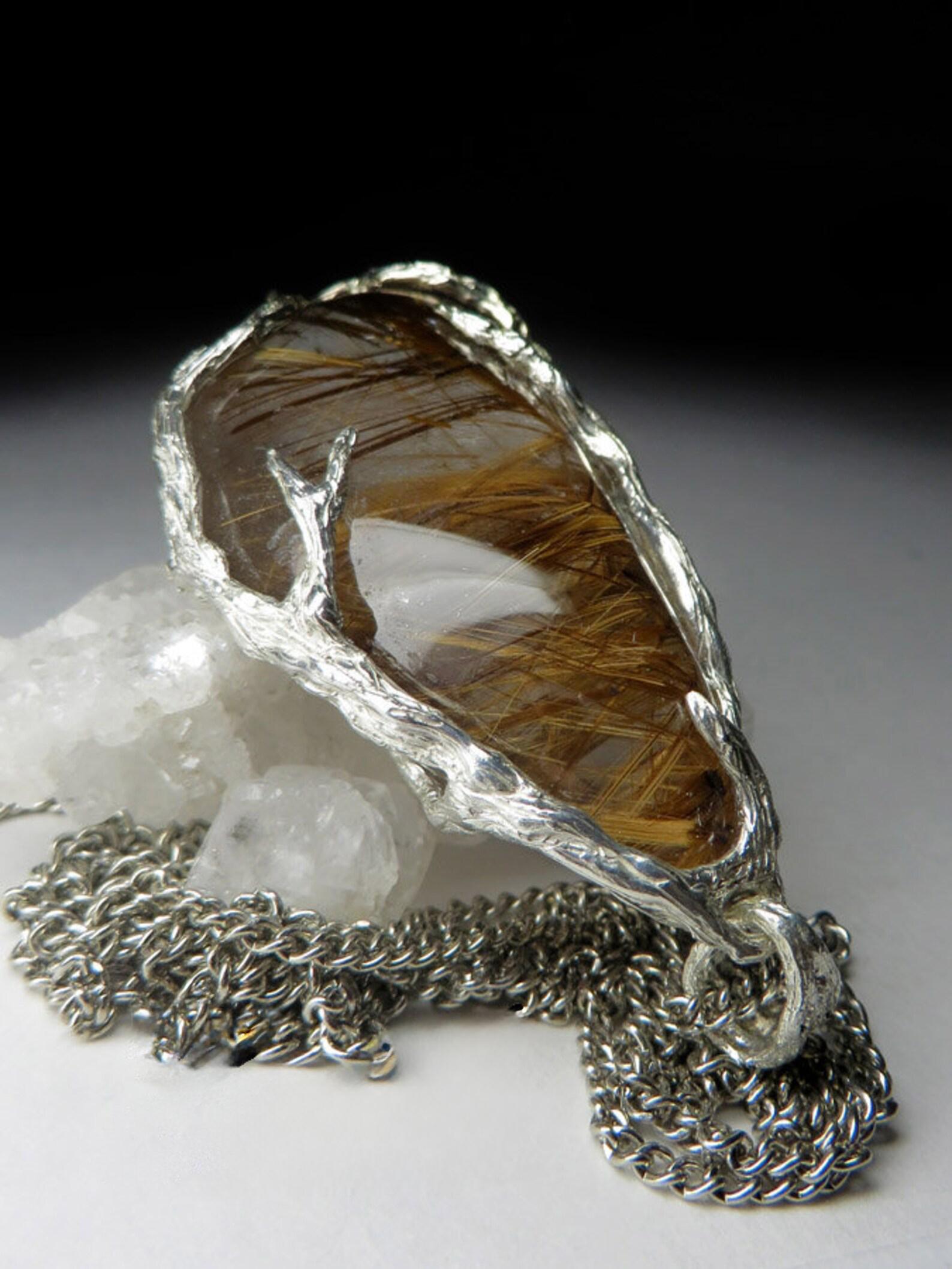 Ciondolo di quarzo rutilato Capelli di Venere Inclusioni dorate Cabochon Collana Unisex in vendita 1