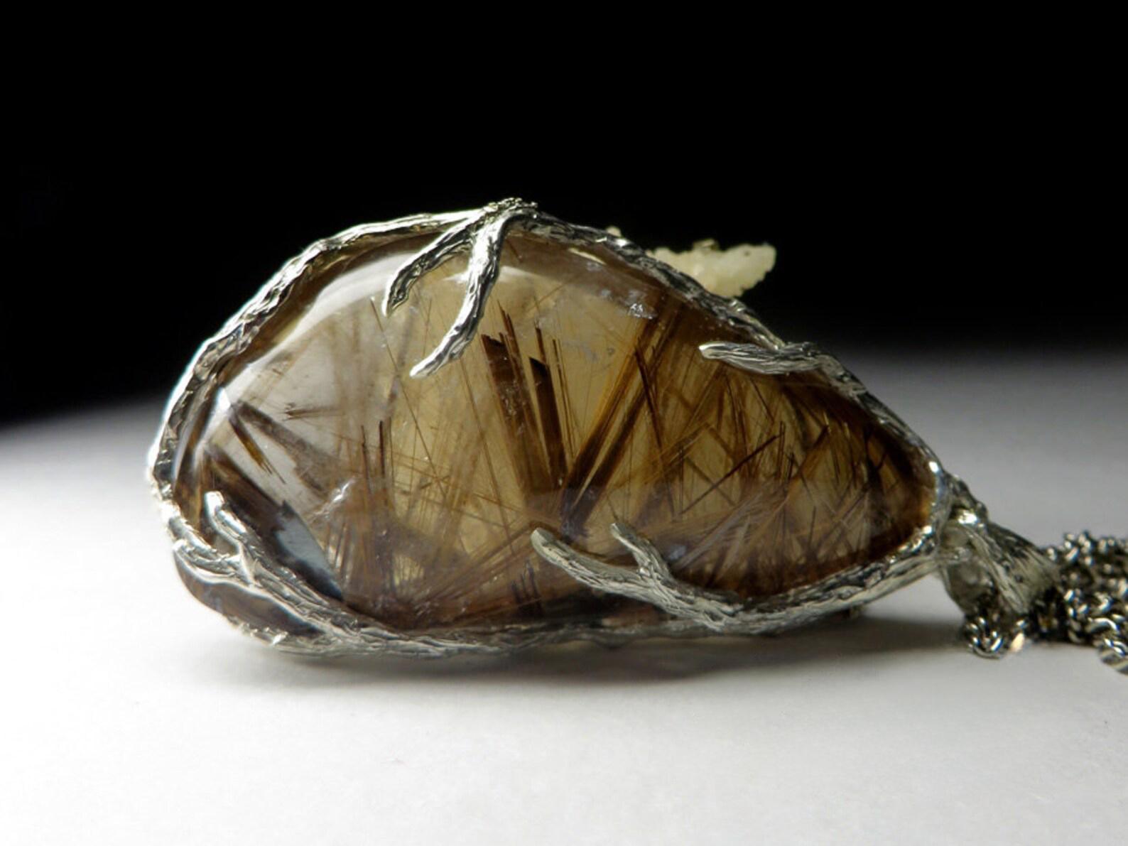 Ciondolo di quarzo rutilato Capelli di Venere Inclusioni dorate Cabochon Collana Unisex in vendita 2