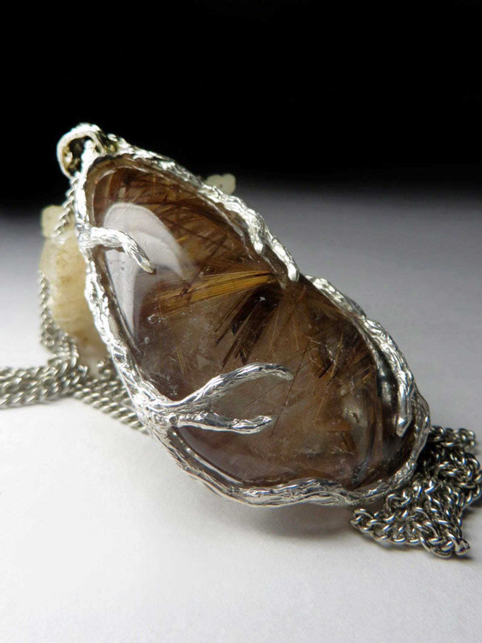 Ciondolo di quarzo rutilato Capelli di Venere Inclusioni dorate Cabochon Collana Unisex in vendita 4