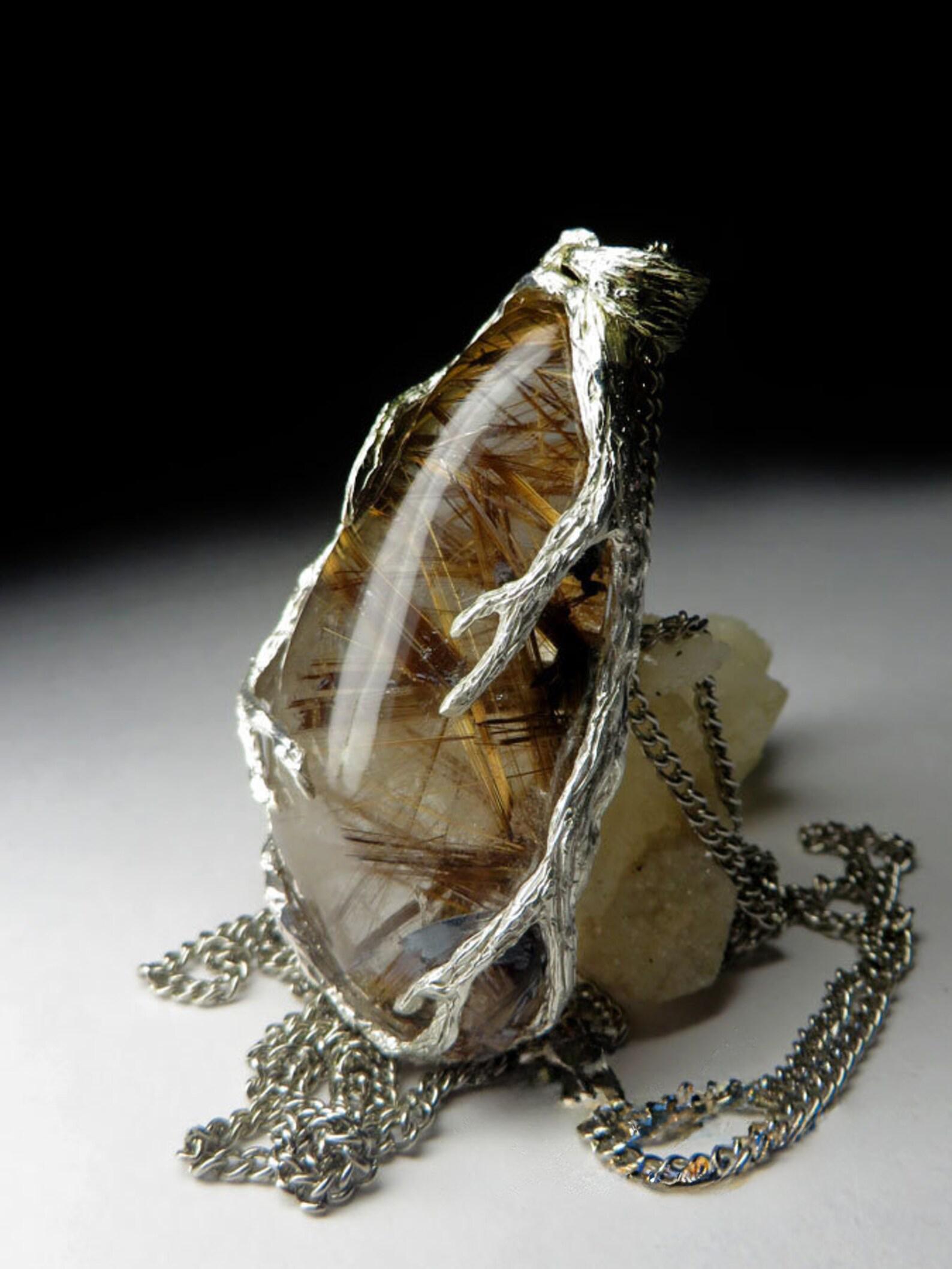 Ciondolo di quarzo rutilato Capelli di Venere Inclusioni dorate Cabochon Collana Unisex in vendita 5