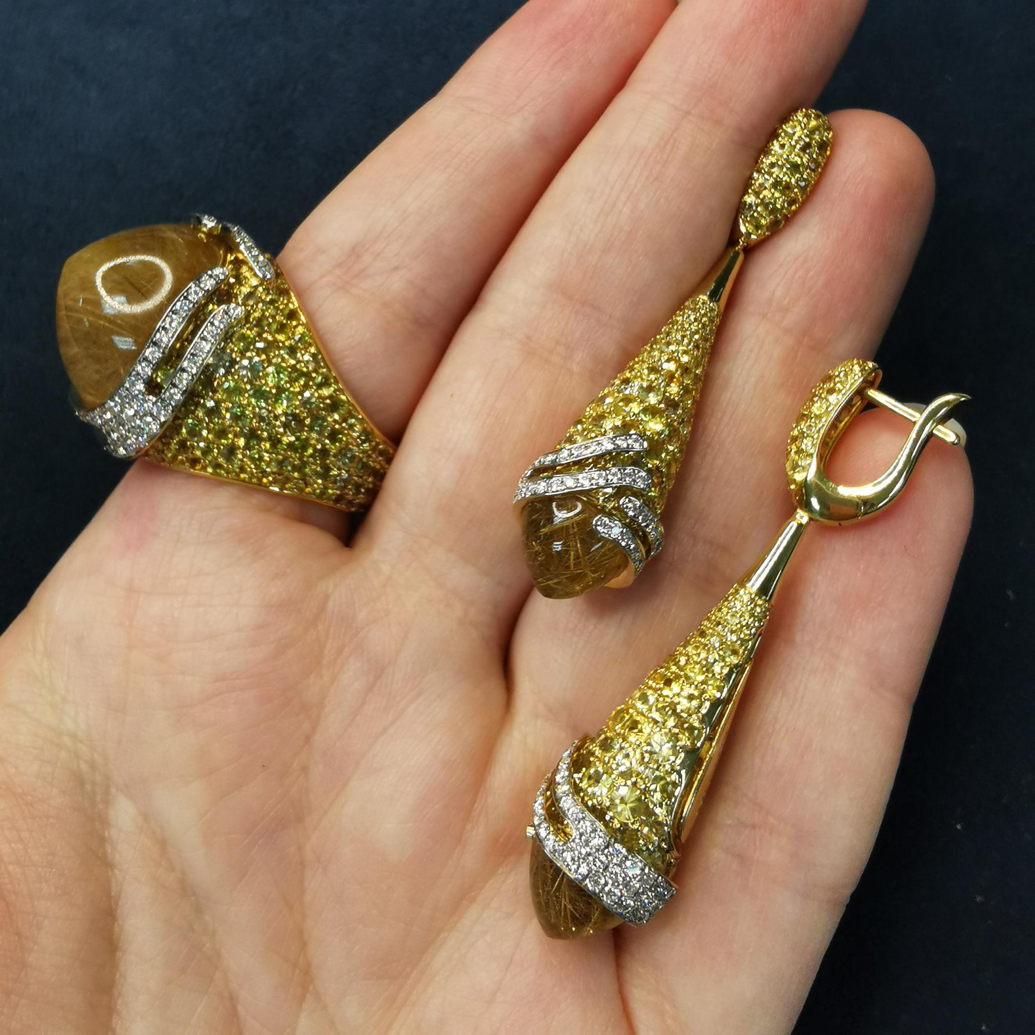 Fuji-Suite mit Rutilquarz, Saphiren und Diamanten, 18 Karat Gelbgold (Cabochon)