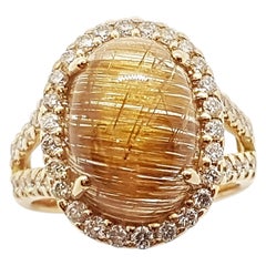 Anello di quarzo rutilato con diamante marrone incastonato in oro rosa 18 carati