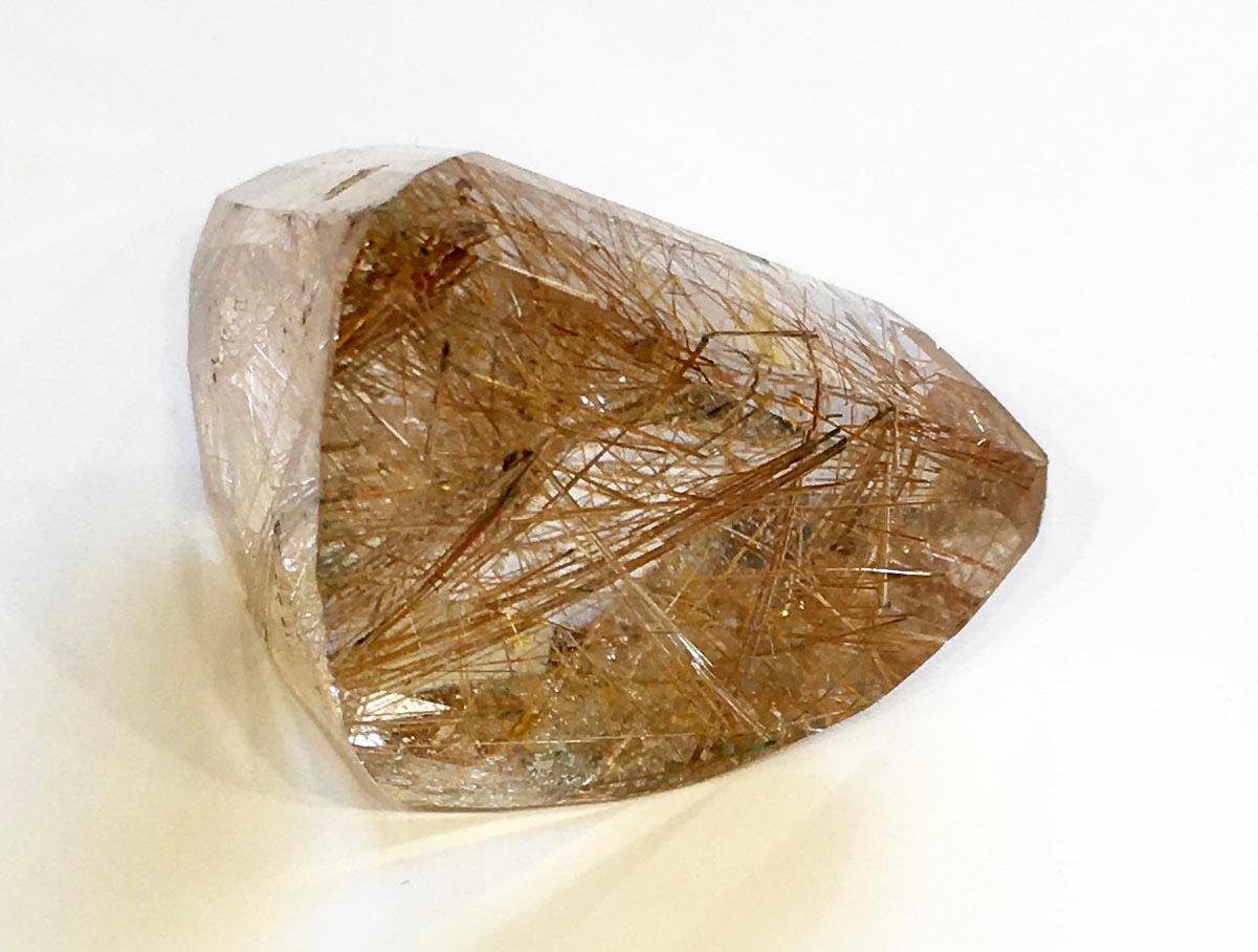 Pièce de collection en quartz rutile, taille triangulaire 198.2 carats en vente 4