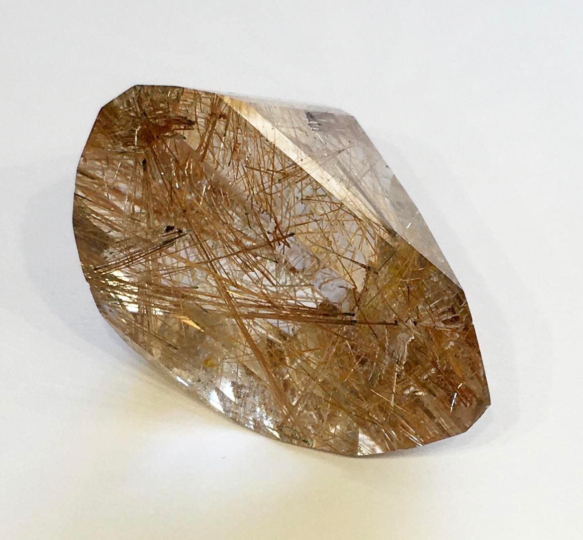 Pièce de collection en quartz rutile, taille triangulaire 198.2 carats en vente 5