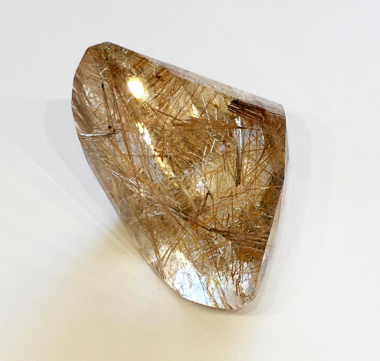 Pièce de collection en quartz rutile, taille triangulaire 198.2 carats en vente 6