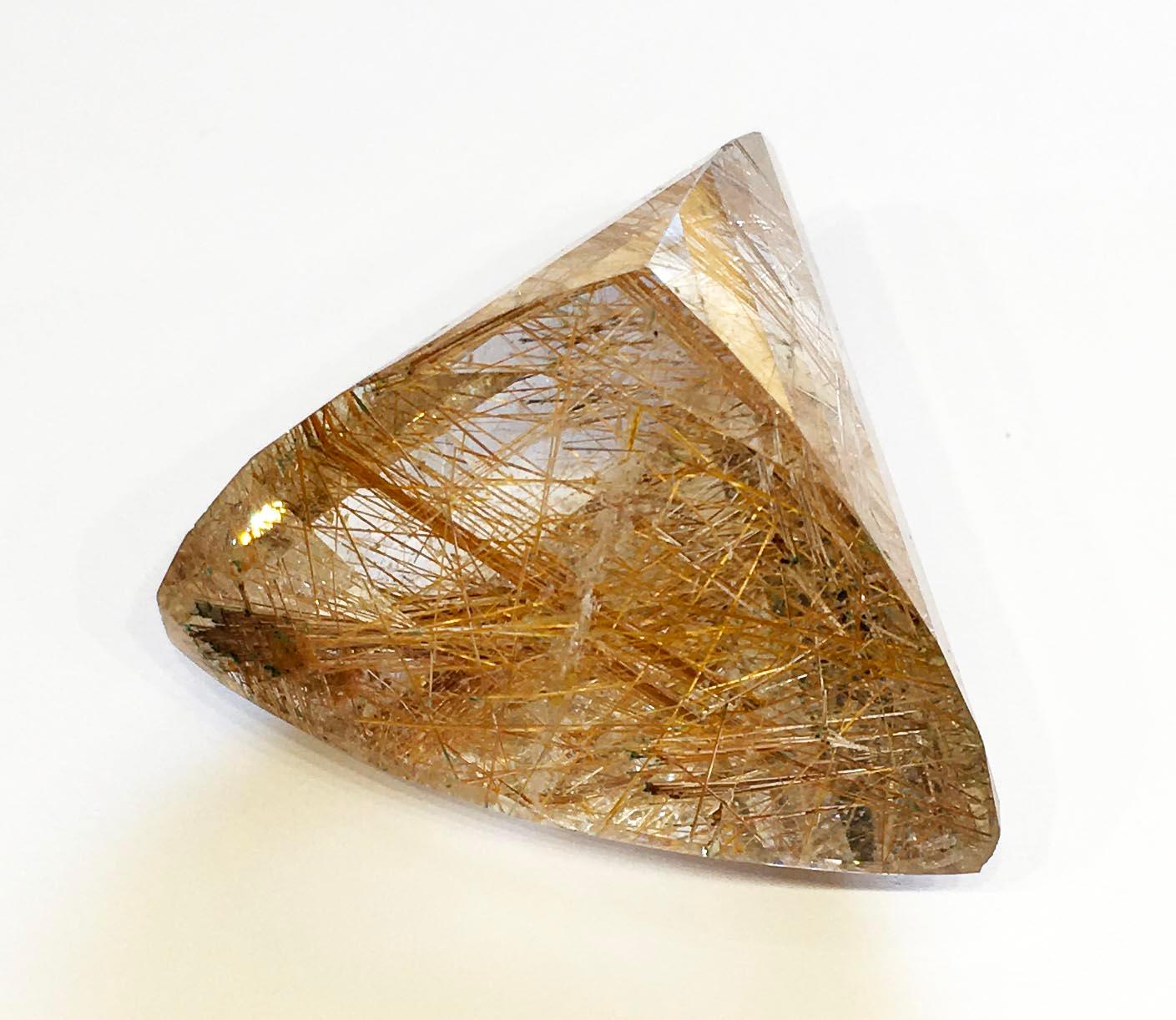 Pièce de collection en quartz rutile, taille triangulaire 198.2 carats en vente 7