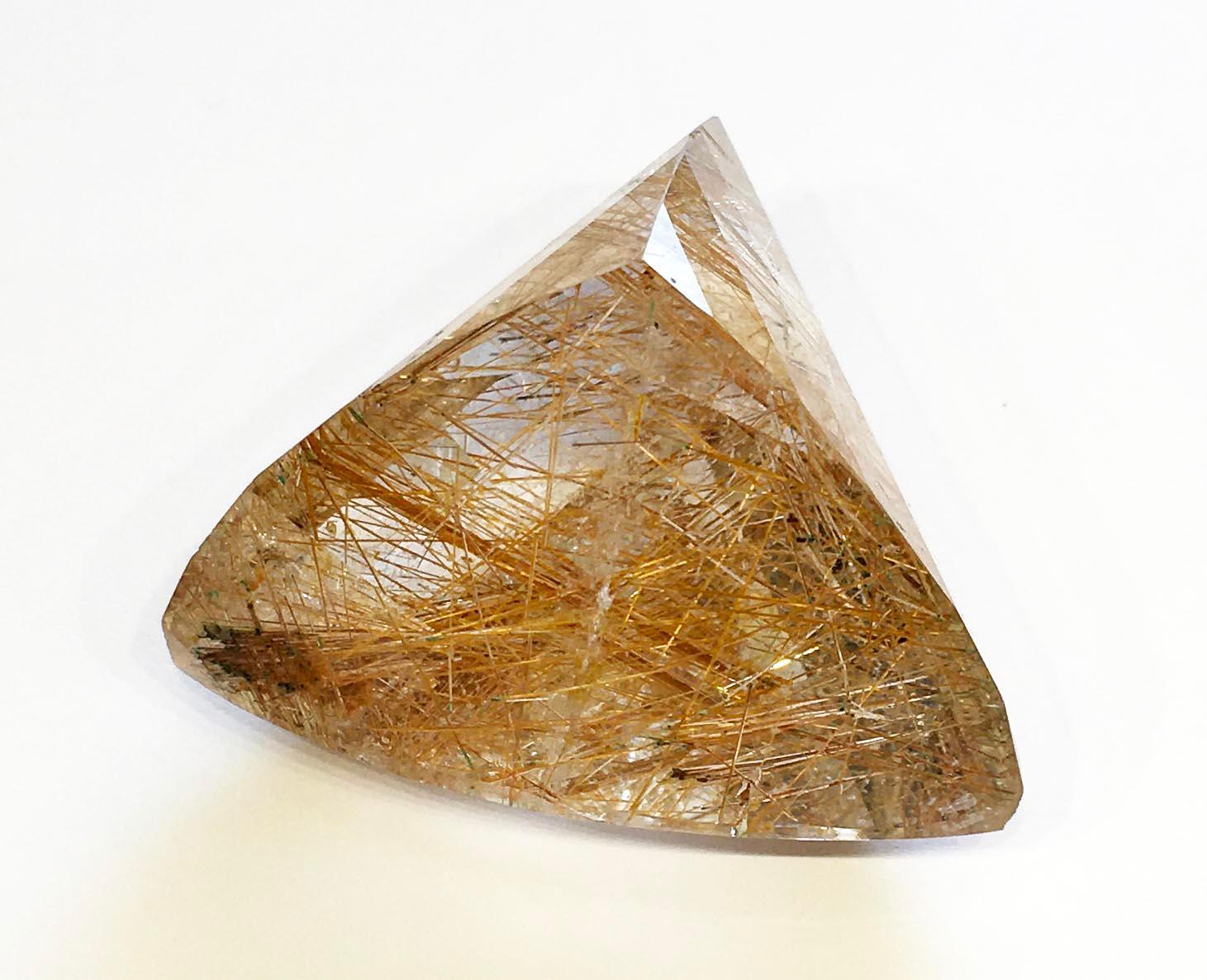Pièce de collection en quartz rutile, taille triangulaire 198.2 carats en vente 8