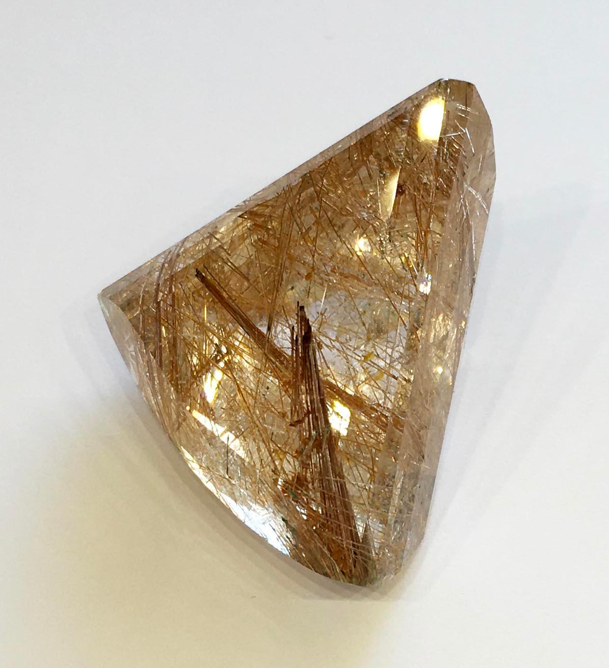 Pièce de collection en quartz rutile, taille triangulaire 198.2 carats en vente 9