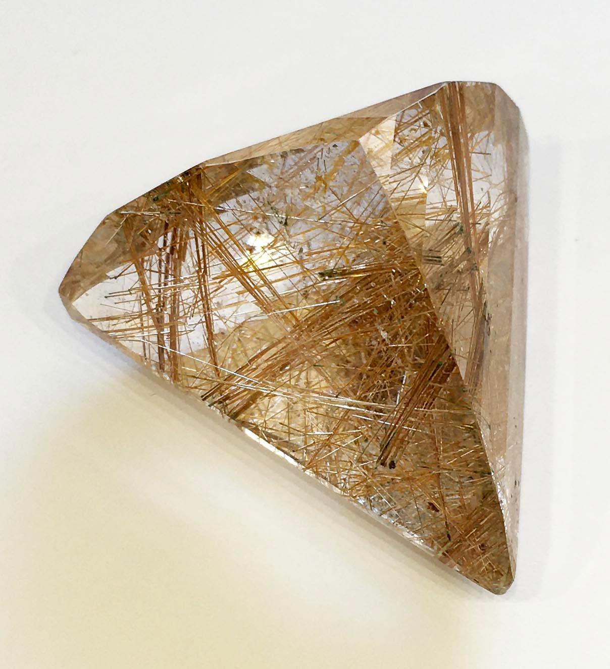 Pièce de collection en quartz rutile, taille triangulaire 198.2 carats en vente 11