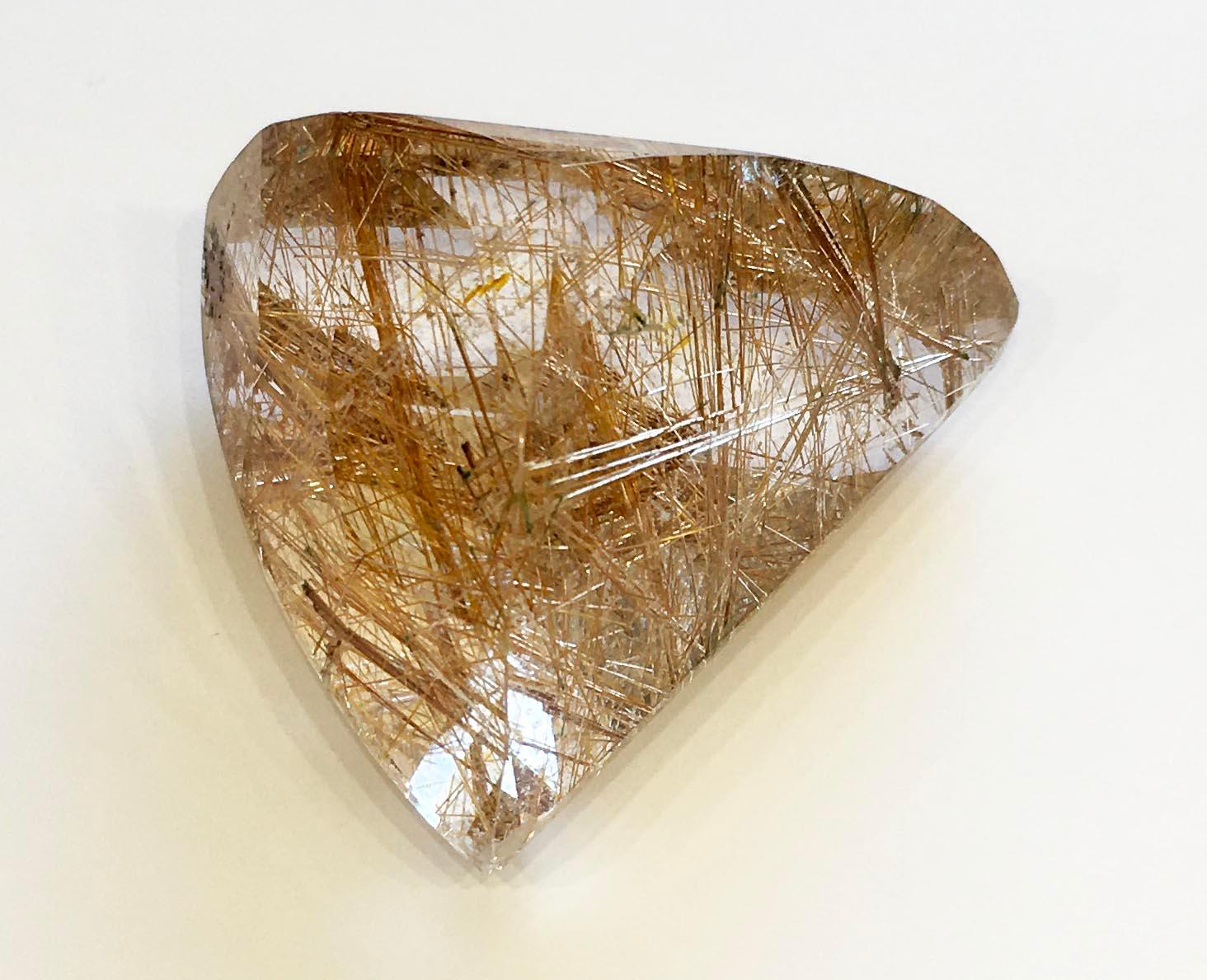 Pièce de collection en quartz rutile, taille triangulaire 198.2 carats en vente 12