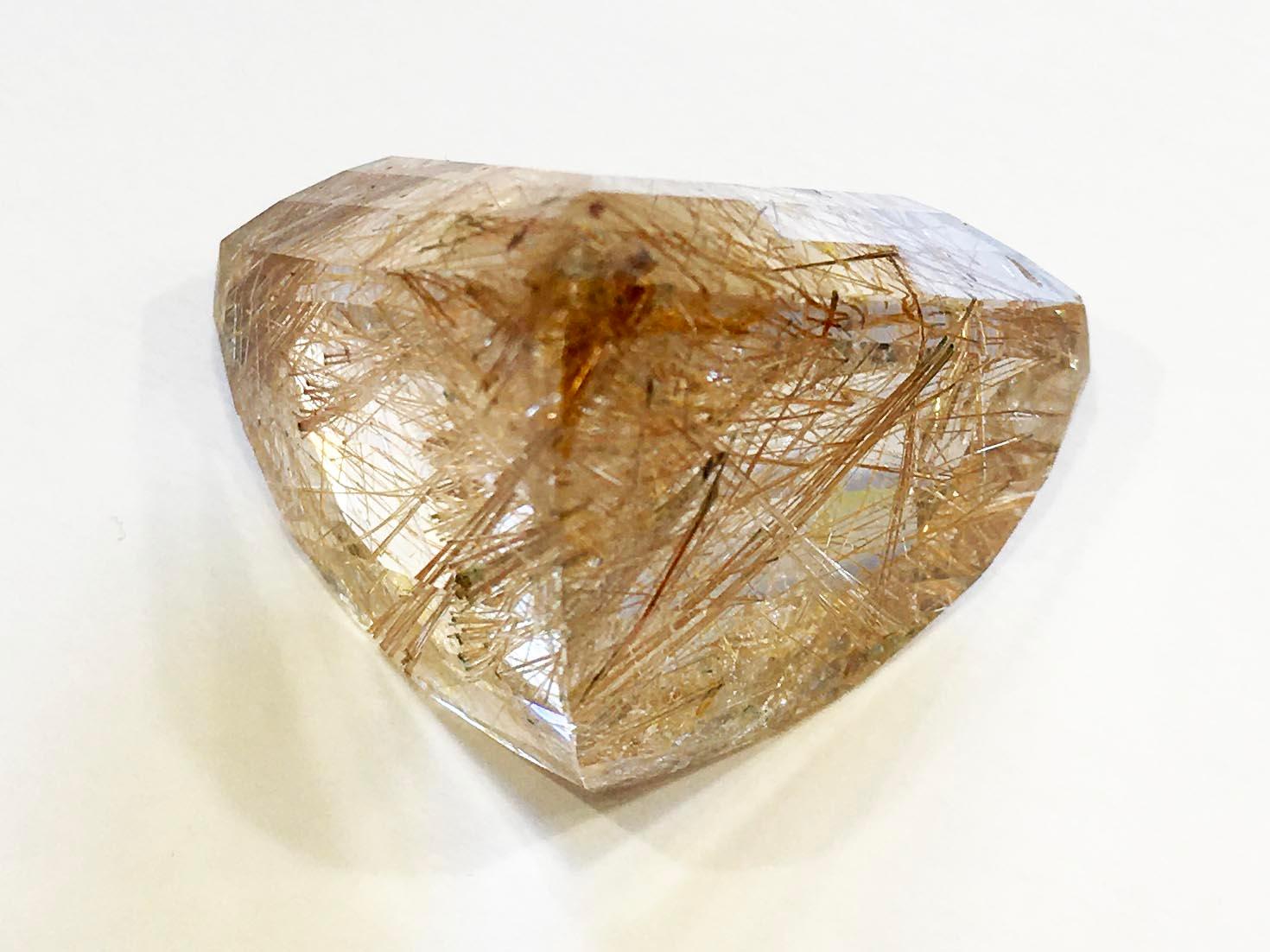 Contemporain Pièce de collection en quartz rutile, taille triangulaire 198.2 carats en vente