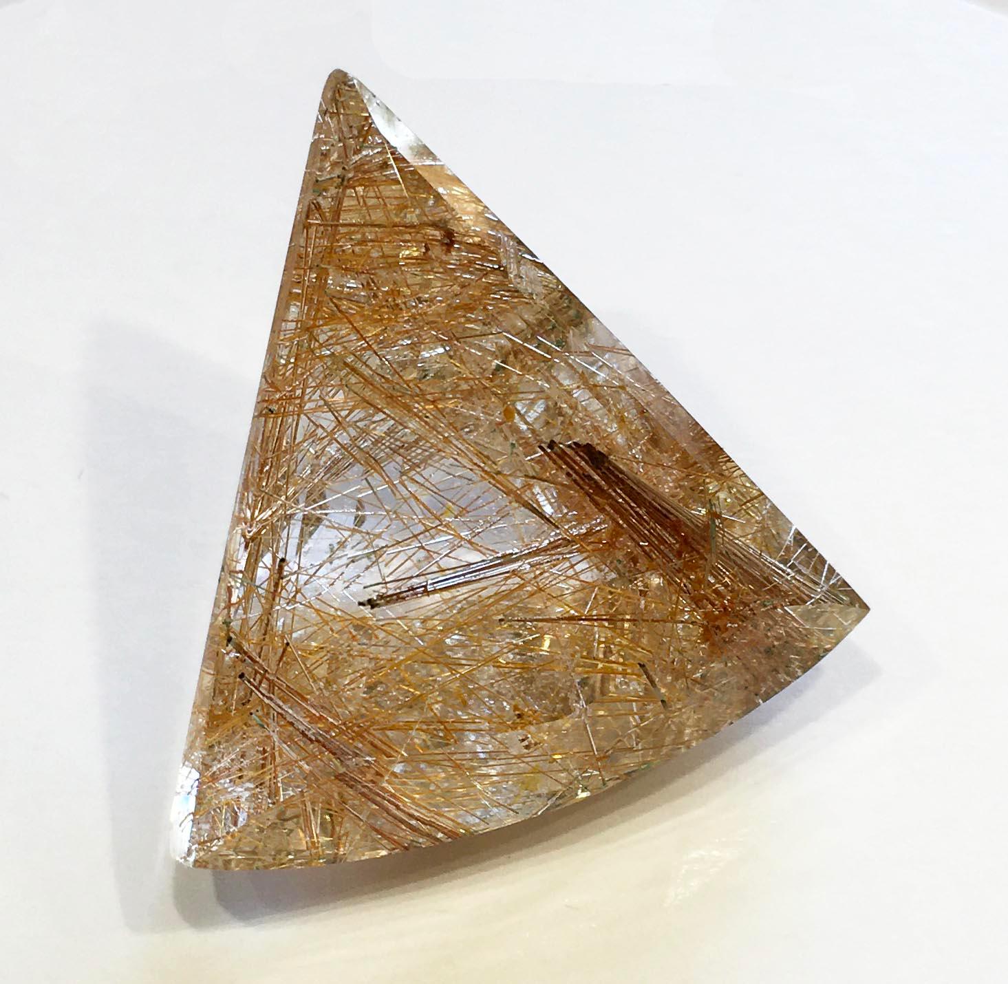Taille losange Pièce de collection en quartz rutile, taille triangulaire 198.2 carats en vente