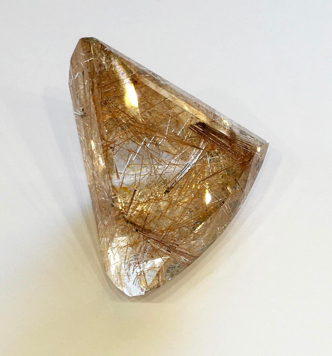 Pièce de collection en quartz rutile, taille triangulaire 198.2 carats Unisexe en vente