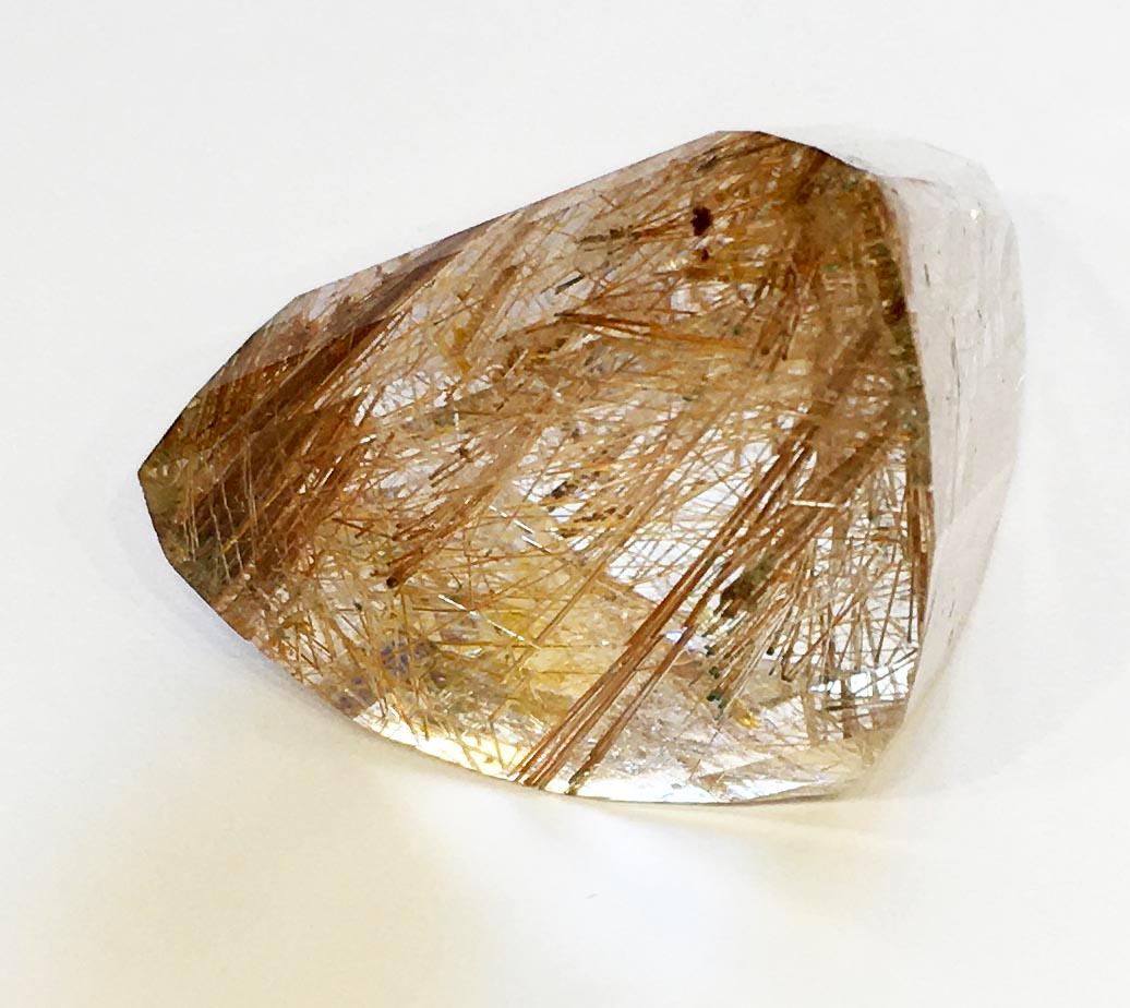Pièce de collection en quartz rutile, taille triangulaire 198.2 carats en vente 3
