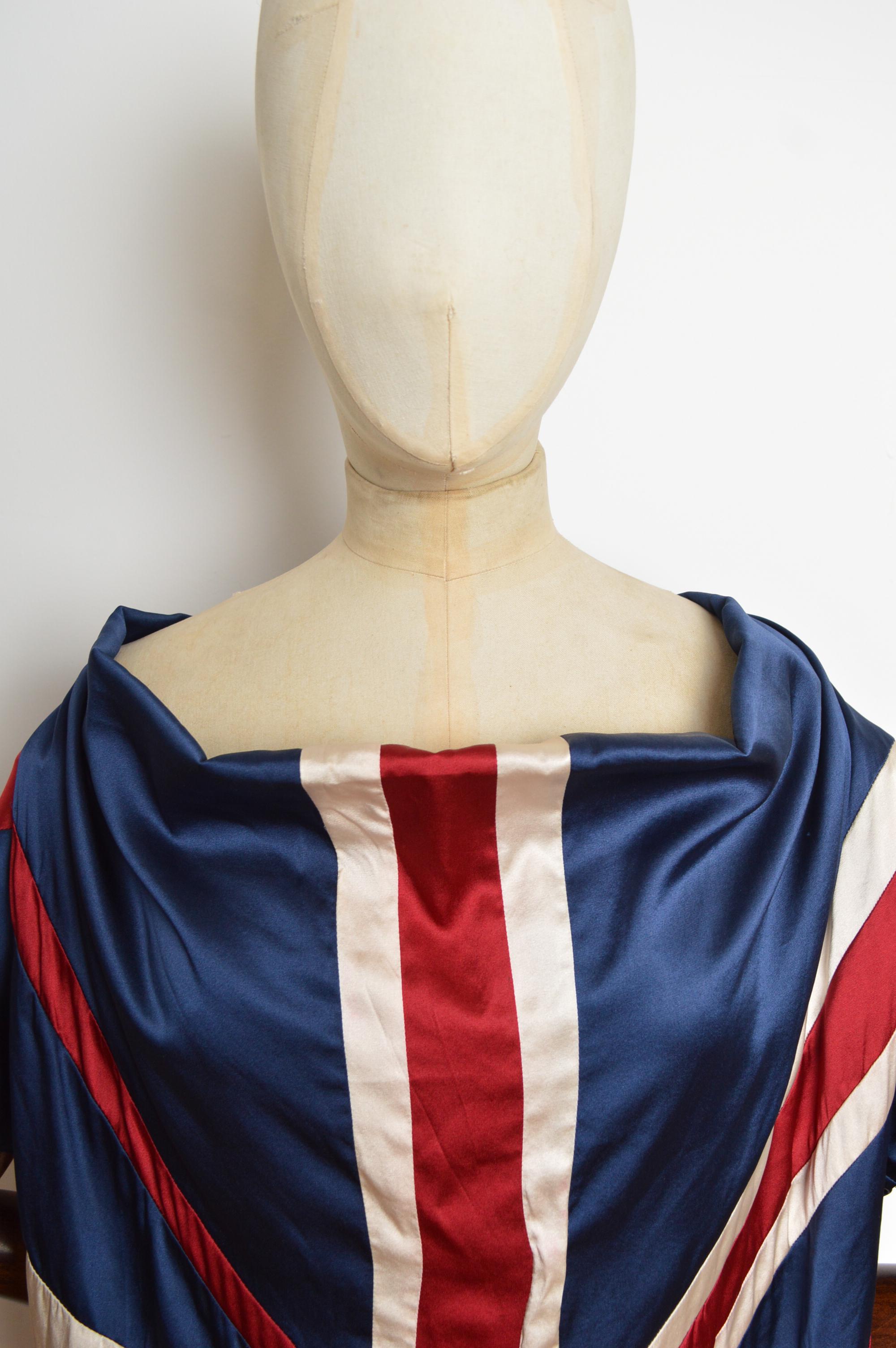 Donna Tunica con drappeggio Union Jack England Flag di Rützou 2000 in pura seta - off shoulder in vendita