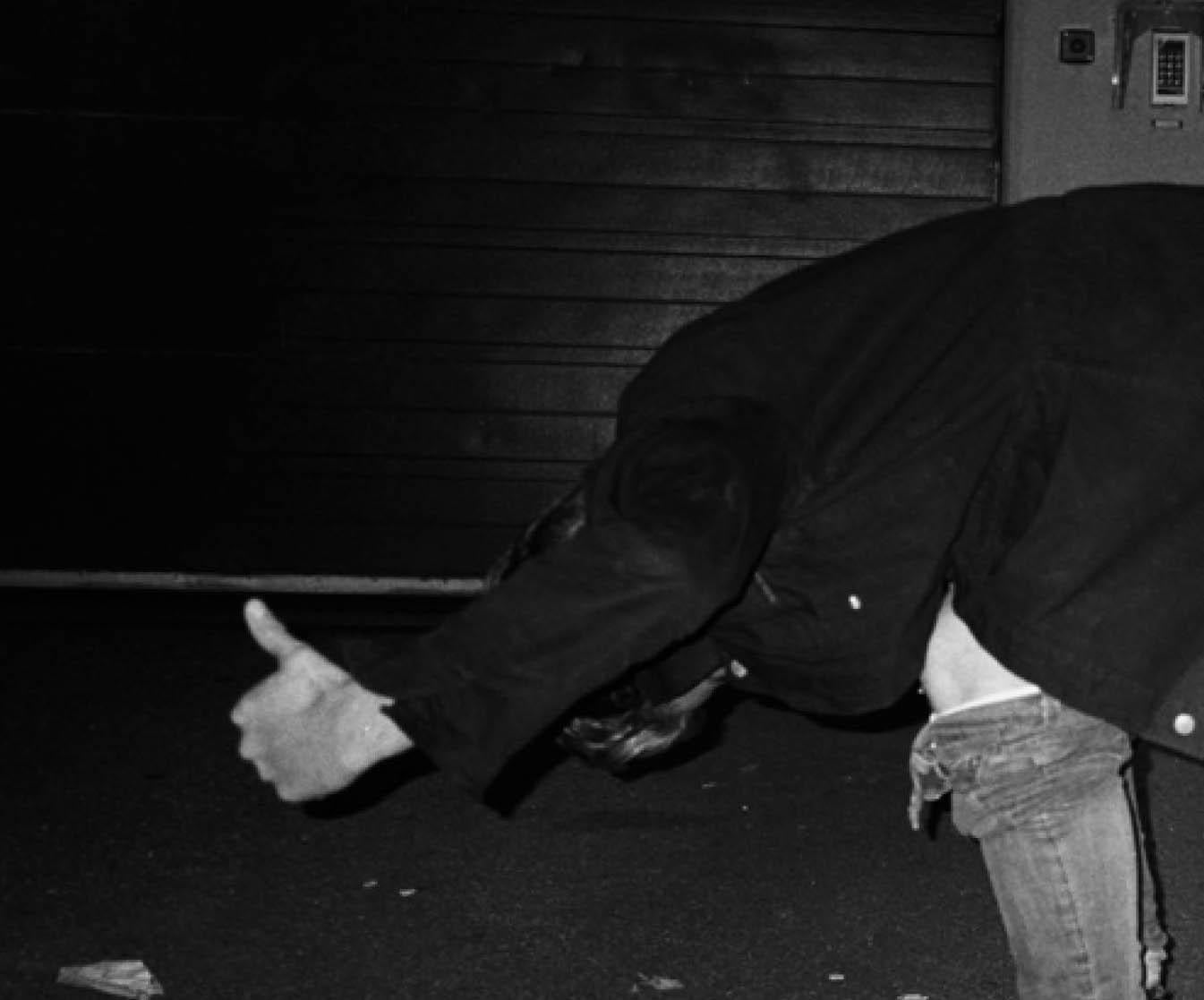 'Pissing Backwards' Stampa a pigmenti d'archivio, Figurativa, di Ruvan Wijesooriya 1