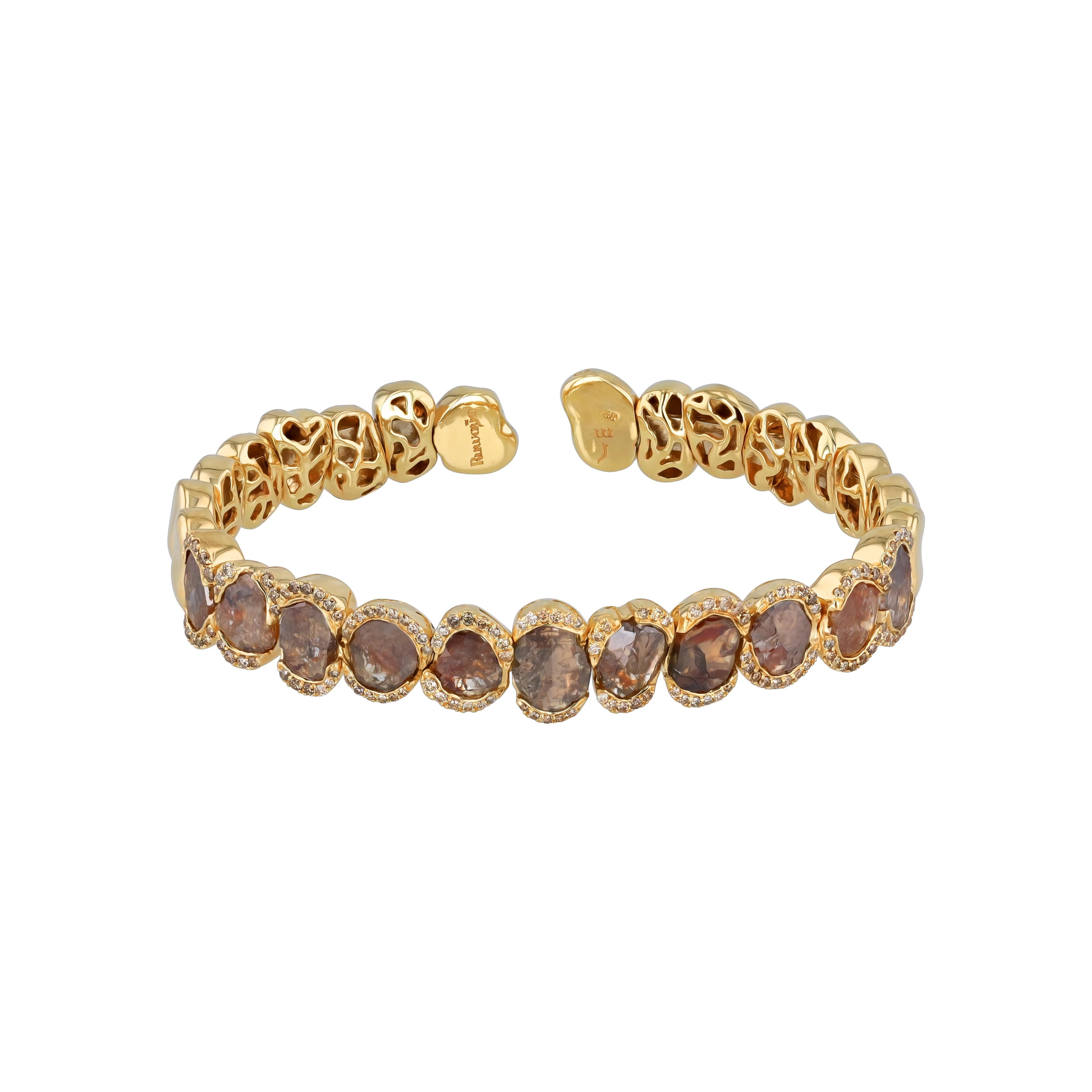 Ruwaya 18k yellow Gold bangle with Brown Sapphires and Round Cut Diamonds In New Condition For Sale In Abu Dhabi, Abu Dhabi
