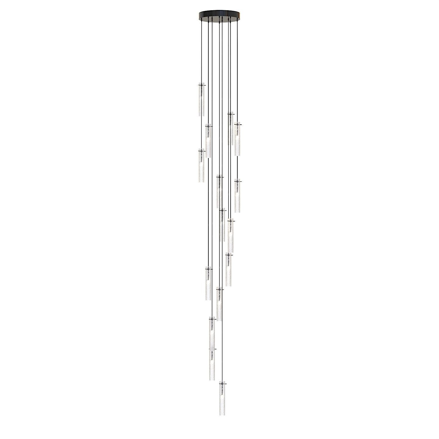 Ruzzini è un lampadario decorativo pendente a sospensione 15 luci.‎ Design contemporaneo per una cascata di luce.‎
Questa creazione di illuminazione è realizzata completamente a mano dai Maestri vetrai secondo antiche e segrete tradizioni tramandate