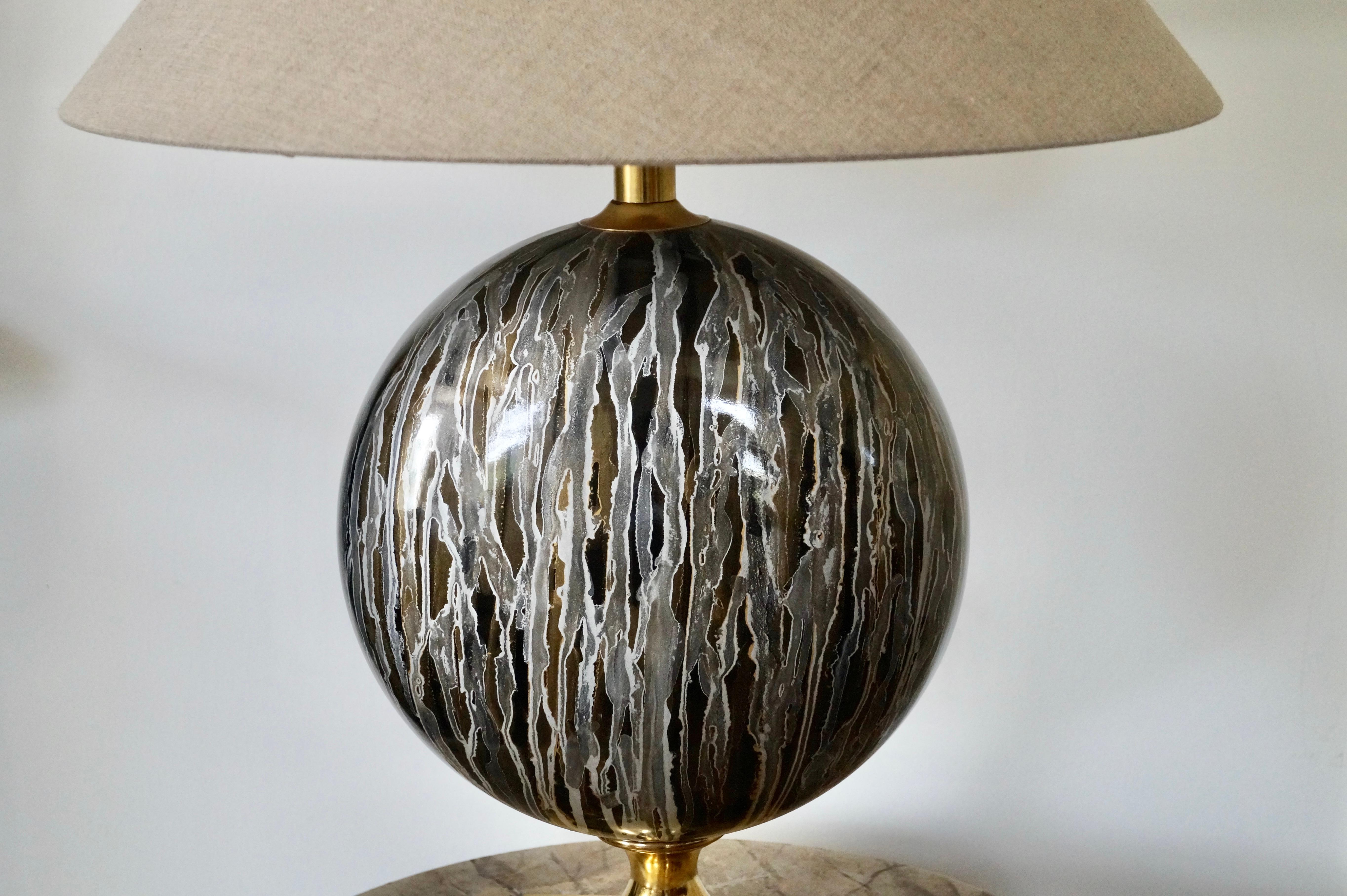 Rare et magnifique lampe de table en laiton et céramique.
Design/One en Italie dans les années 1970
Designobject et peut constituer un véritable point d'orgue dans votre intérieur.