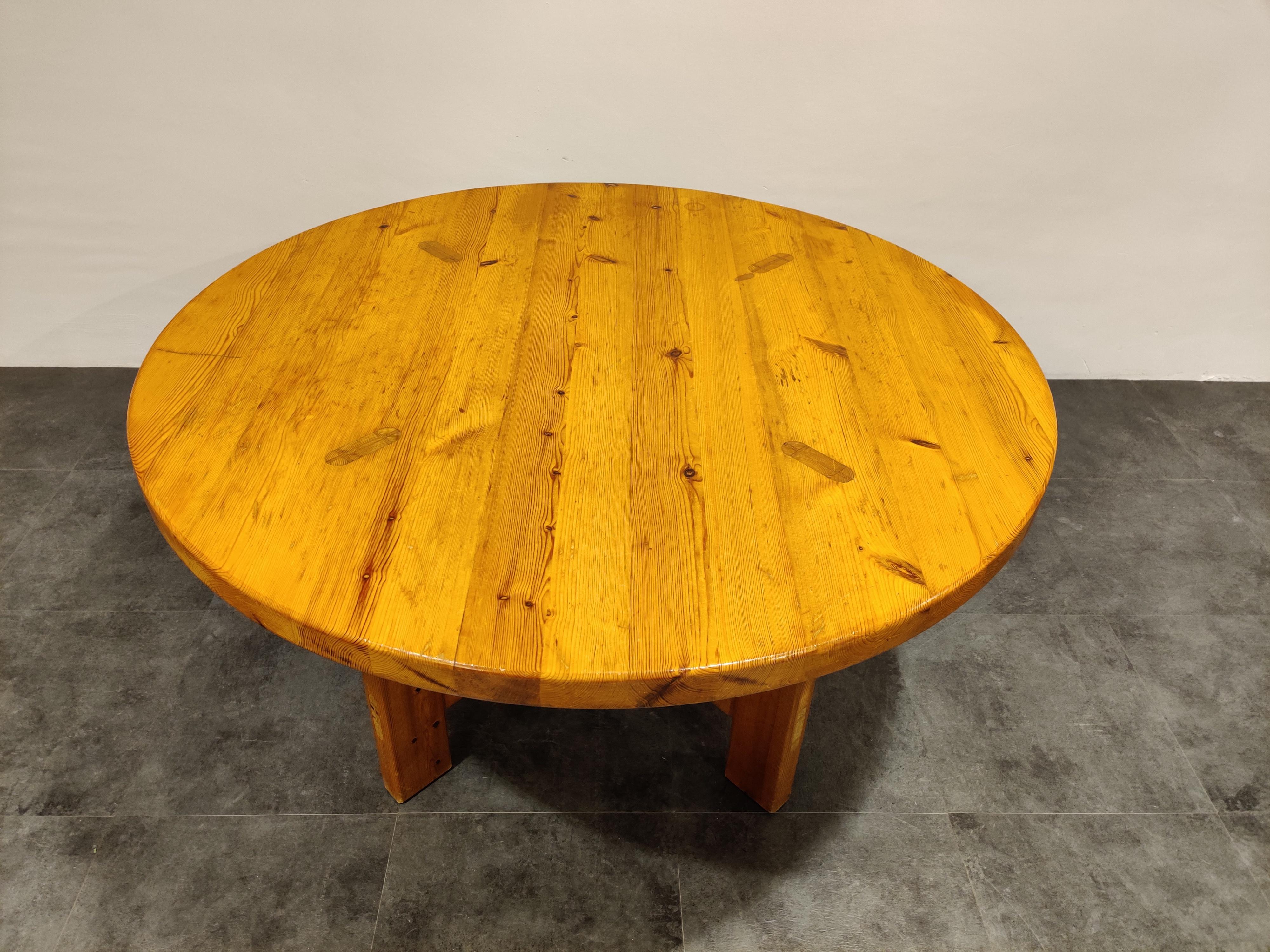 Up for sale is this beautiful and timeless Scandinavian dining table designed by Roland Wilhelmsson model 'RW152'.

The table is assembled with great craftsmanship, no screws were used.

It features an everlasting thick solid pine wooden