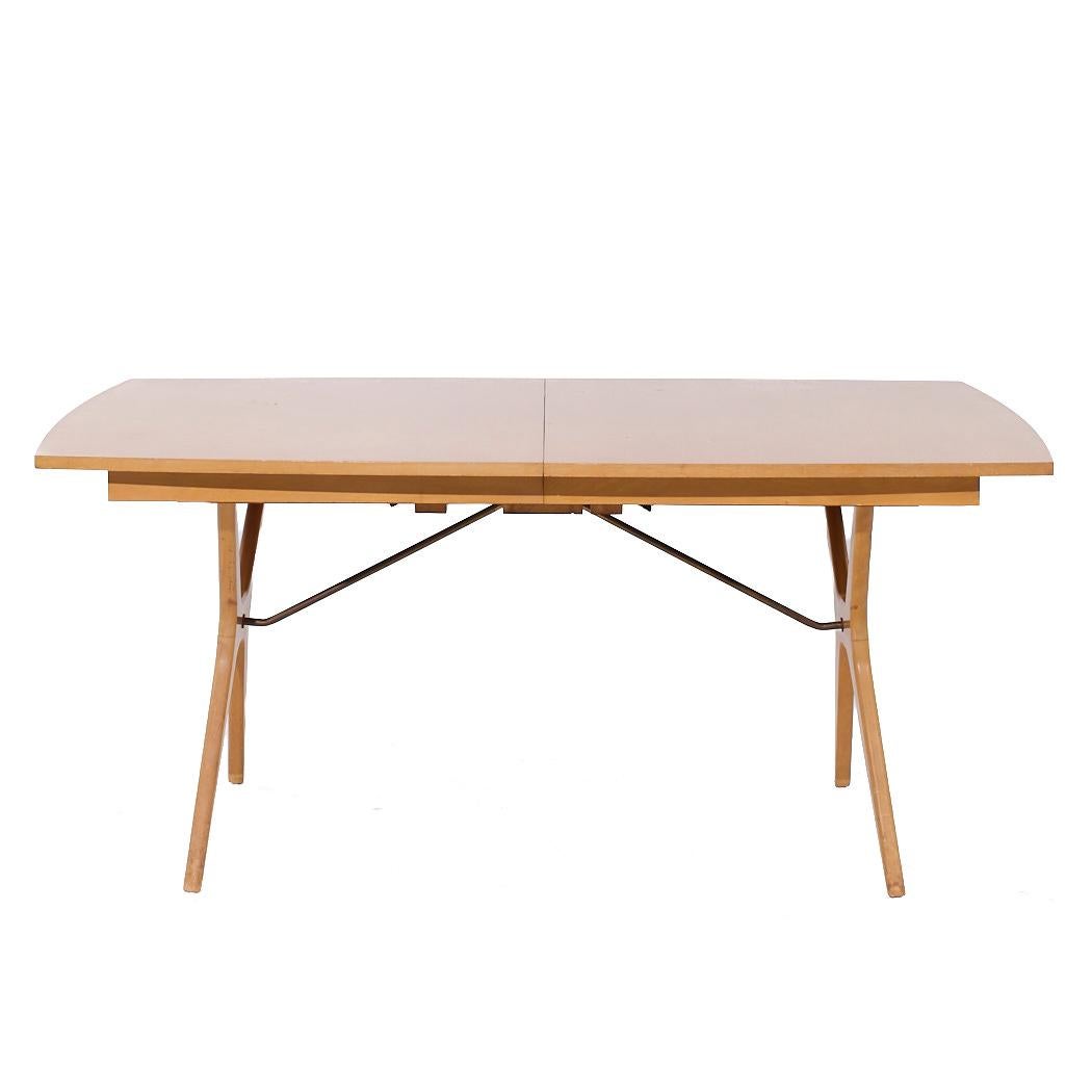 RWAY Table de salle à manger extensible à 2 abattants en noyer et laiton du milieu du siècle dernier

Cette table mesure : 64 large x 40 profond x 29 pouces de haut, avec un dégagement de chaise de 28 pouces, chaque feuille cachée mesure 18 pouces