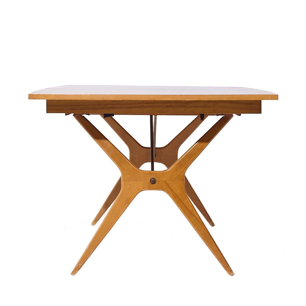 Américain Table de salle à manger Rway du milieu du siècle dernier en noyer et laiton à rallonge avec feuilles cachées en vente