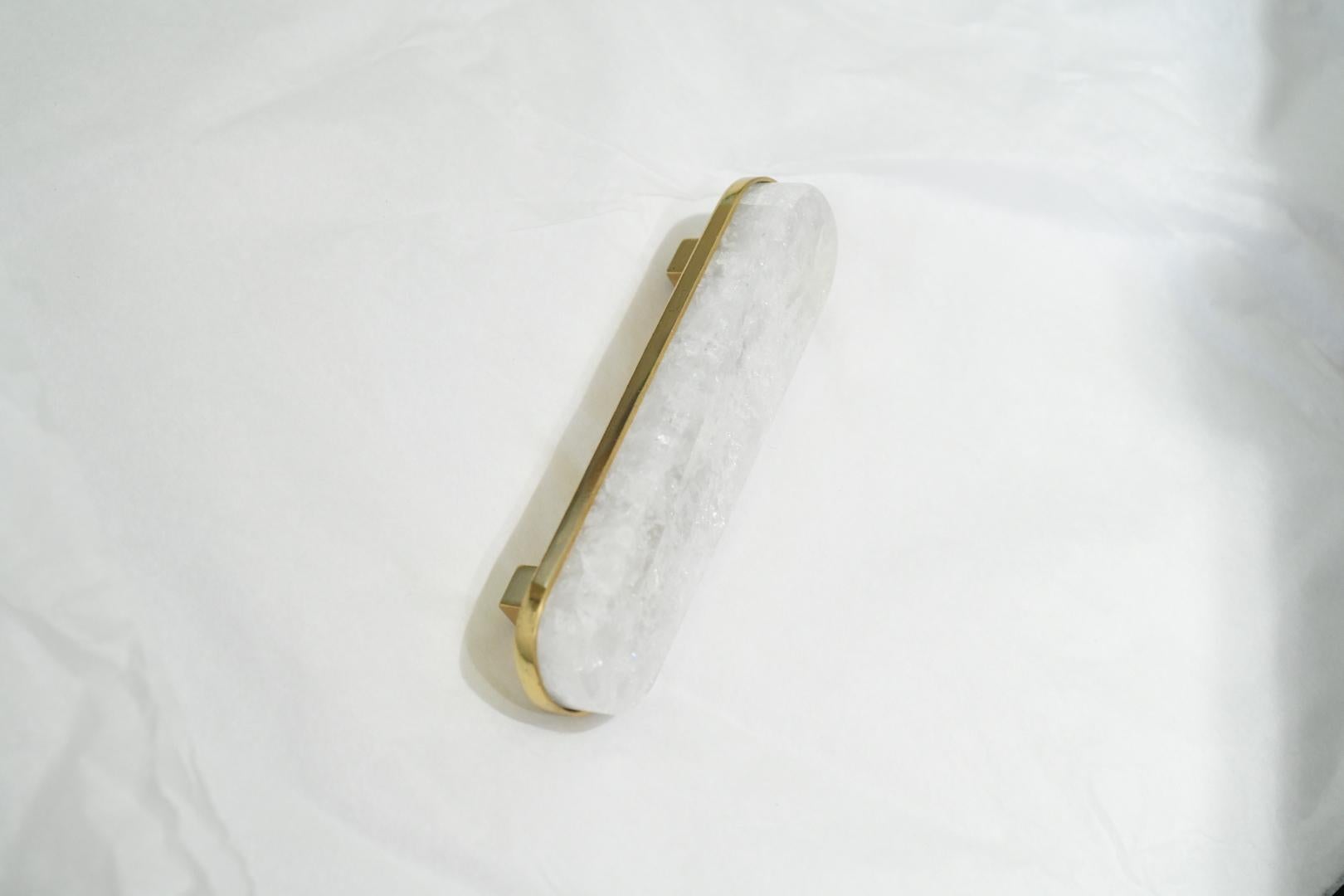 Poignée en cristal de roche avec décoration en laiton poli. Créé par Phoenix Gallery NYC.
Taille et finition sur demande.