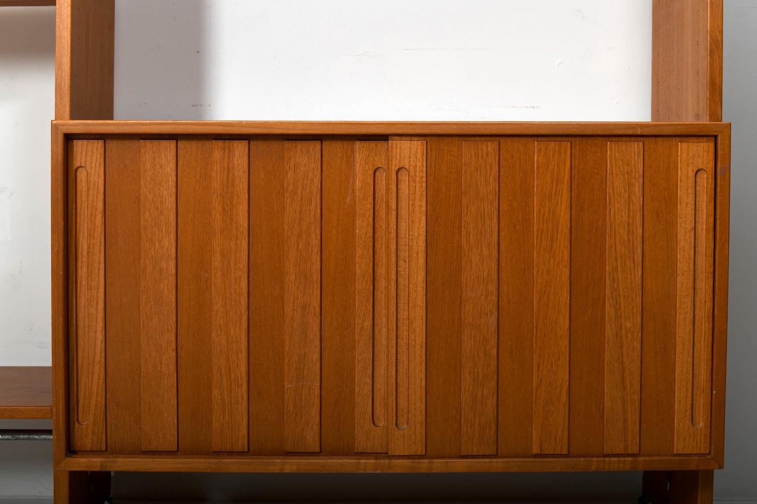 Scandinavian Modern Ry-100 in Teak by Hans Wegner for Ry Møbler 1960s For Sale