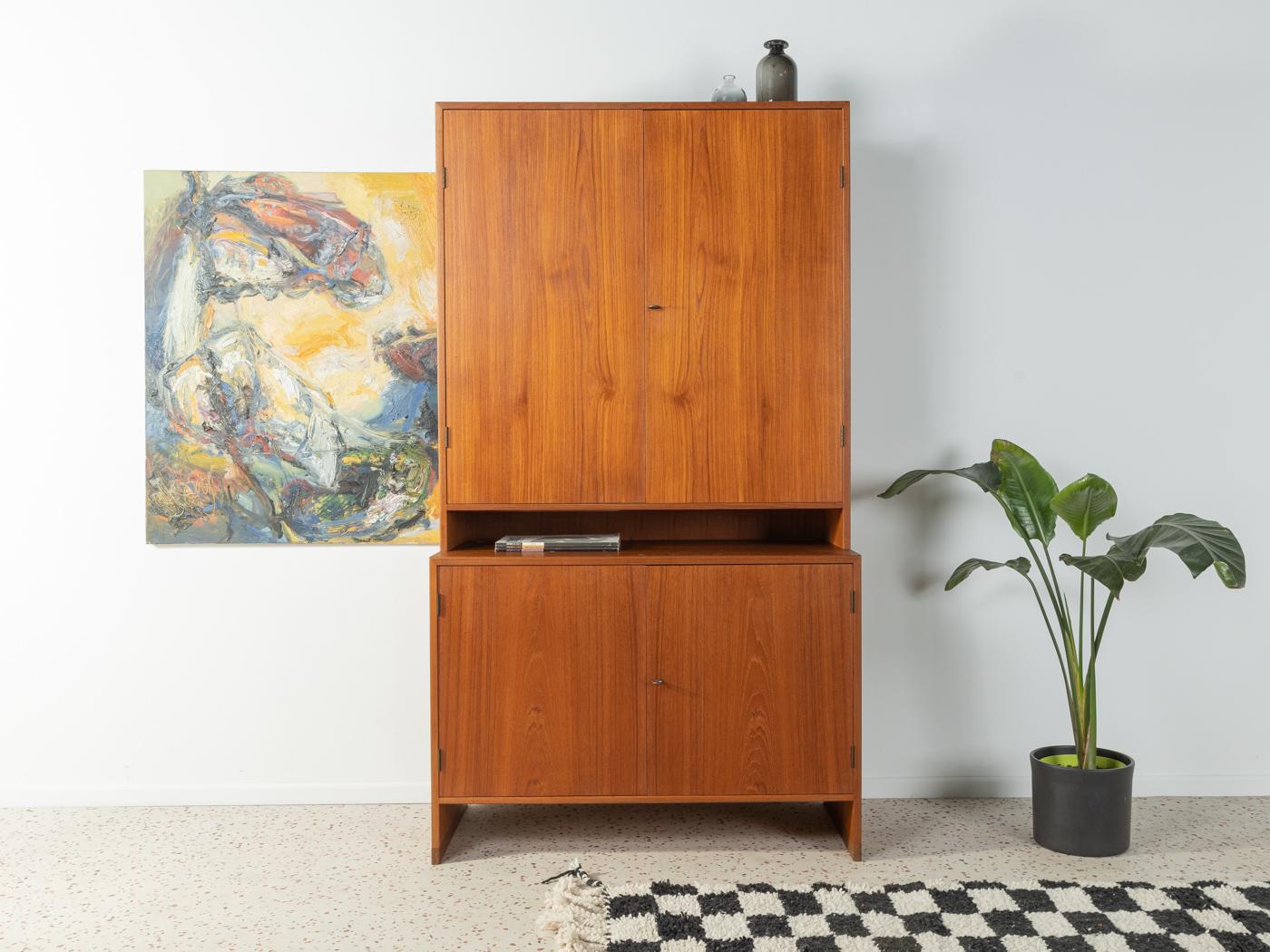 Klassische zweiteilige Kommode RY 16 von Hans J. Wegner für Ry Møbler aus den 1950er Jahren. Hochwertiger Korpus in Teakholzfurnier mit vier Türen und drei Einlegeböden. 

Qualitätsmerkmale:
perfektes Design: gelungene Proportionen und sichtbare