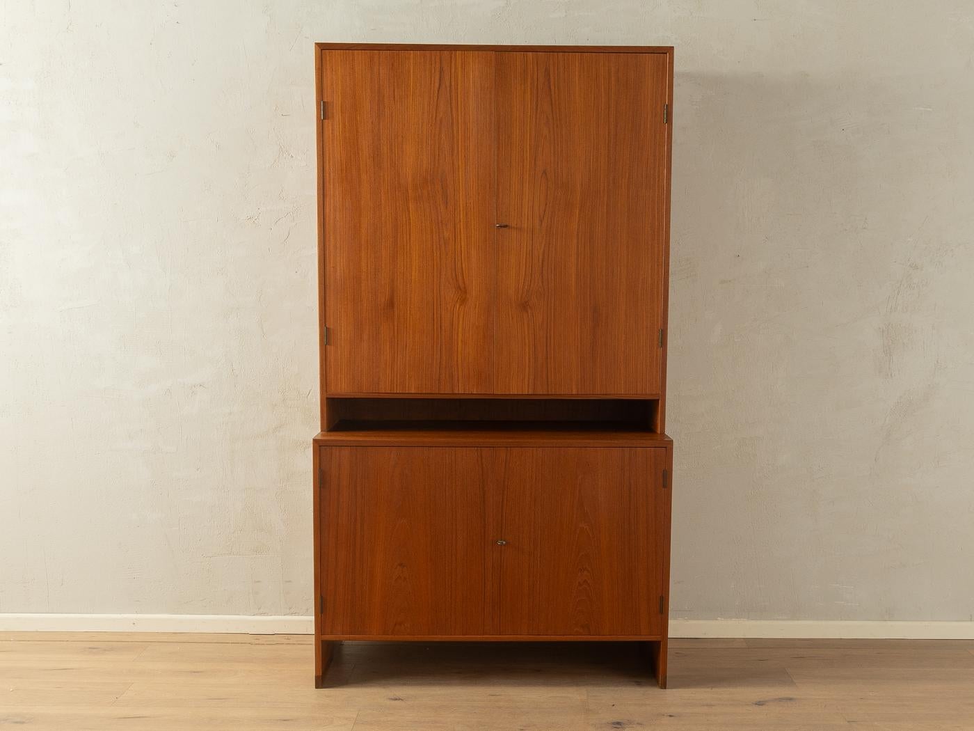 Comò classico in due parti RY 16 di Hans J. Wegner per Ry Møbler degli anni '50. Corpus di alta qualità in impiallacciatura di teak con quattro ante e tre ripiani.

Caratteristiche di qualità:

    design perfetto: proporzioni perfette e una