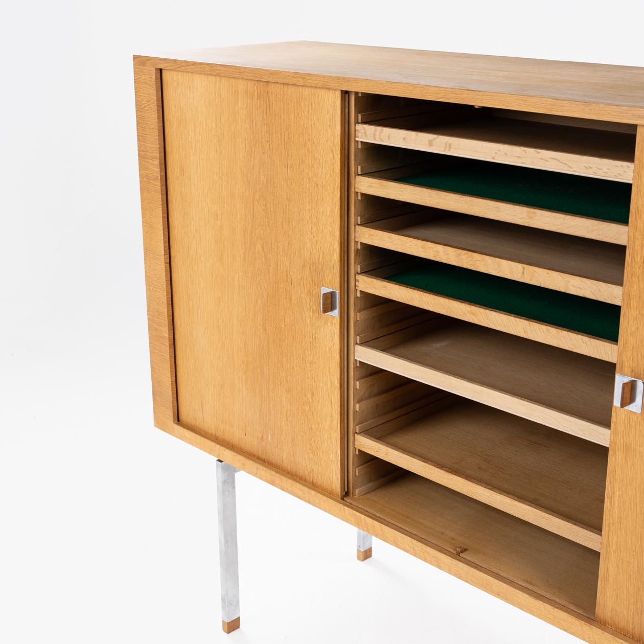 Scandinavian Modern RY 25 linen presse cabinet in oak by Hans J. Wegner For Sale