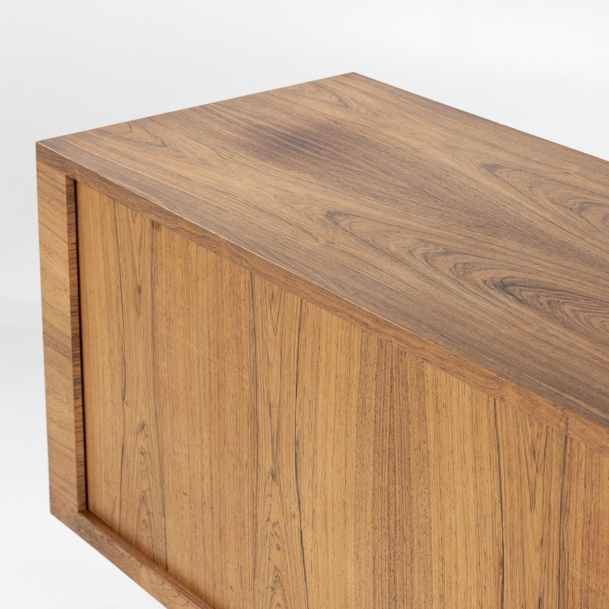 Palissandro Credenza (RY25) in palissandro brasiliano di Hans J. Wegner in vendita