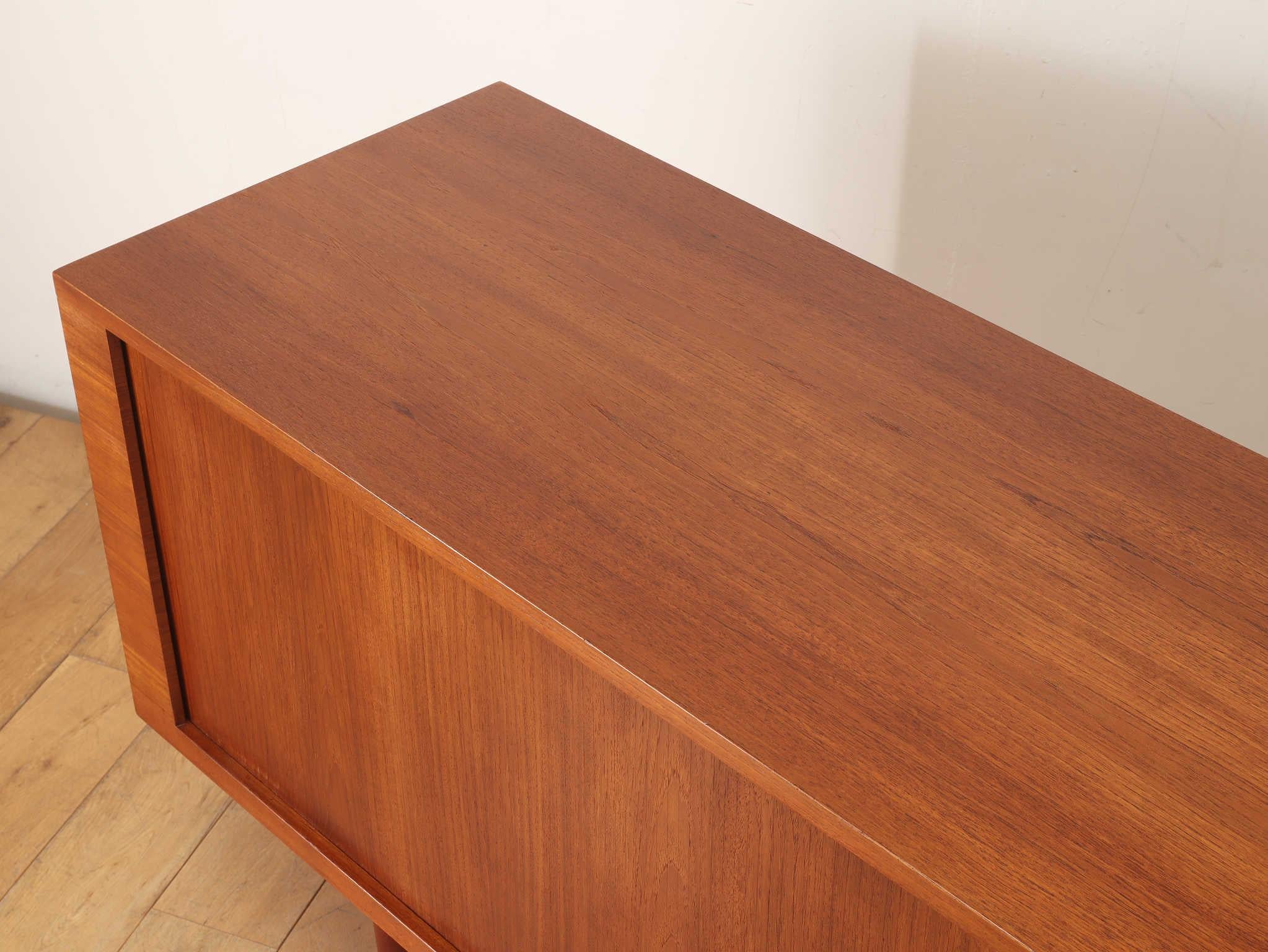 RY 25 sideboard in teak by Hans J. Wegner 3