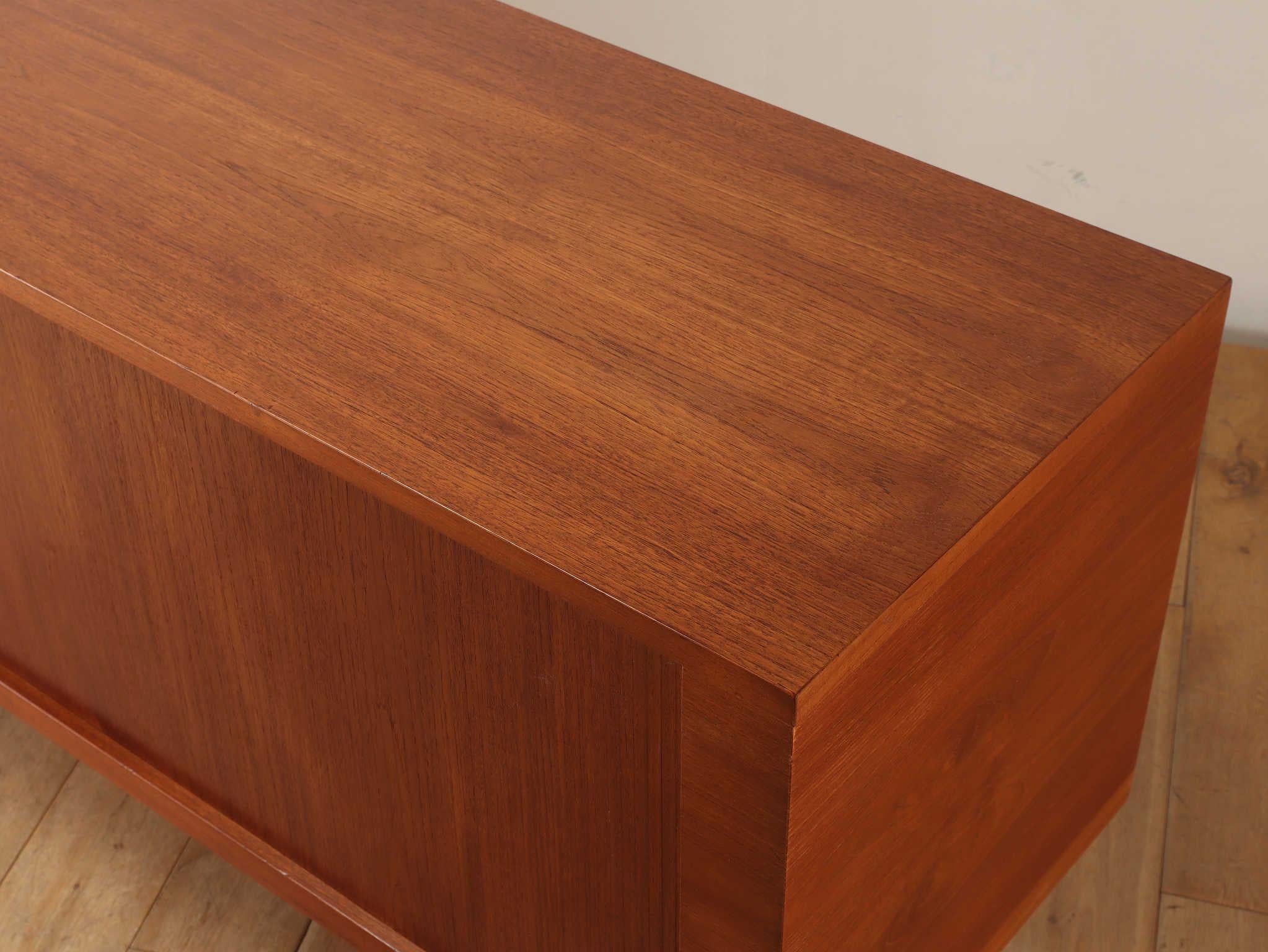 RY 25 sideboard in teak by Hans J. Wegner 5