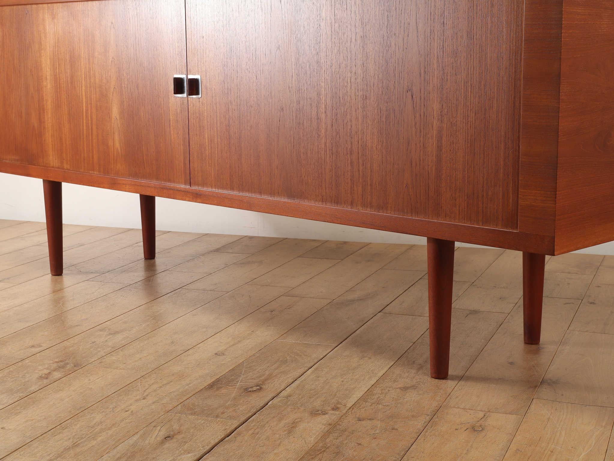 RY 25 sideboard in teak by Hans J. Wegner 8