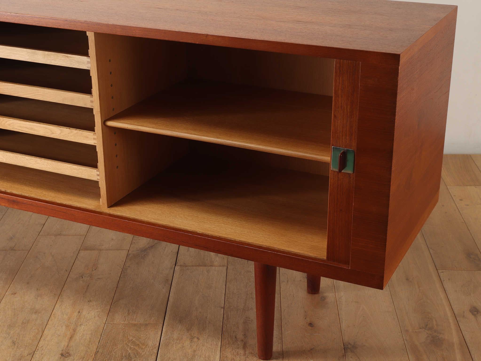 RY 25 sideboard in teak by Hans J. Wegner 1